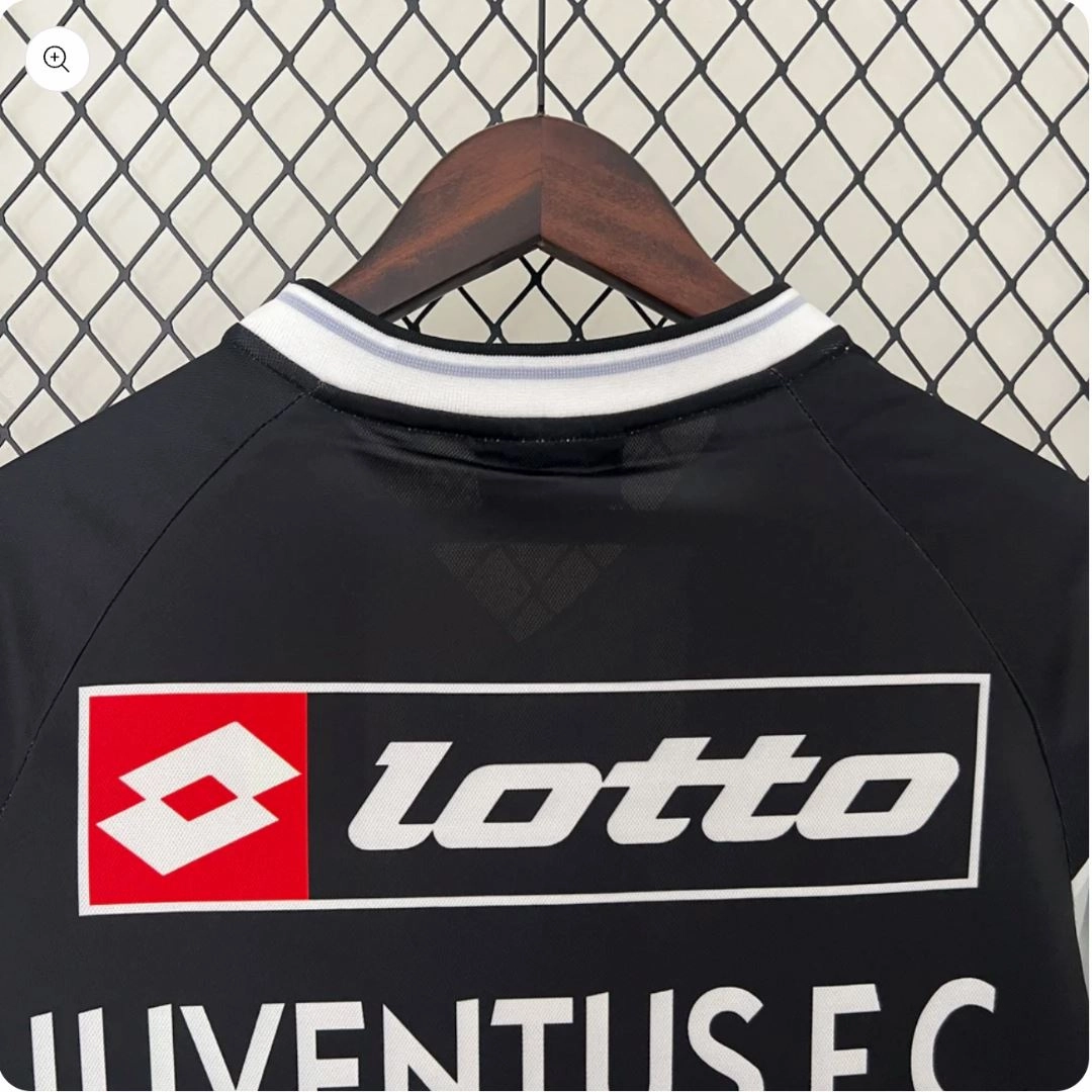 Flexible Shoulder Design Ultra Soft Texture 2000/01 Juventus Training Jersey