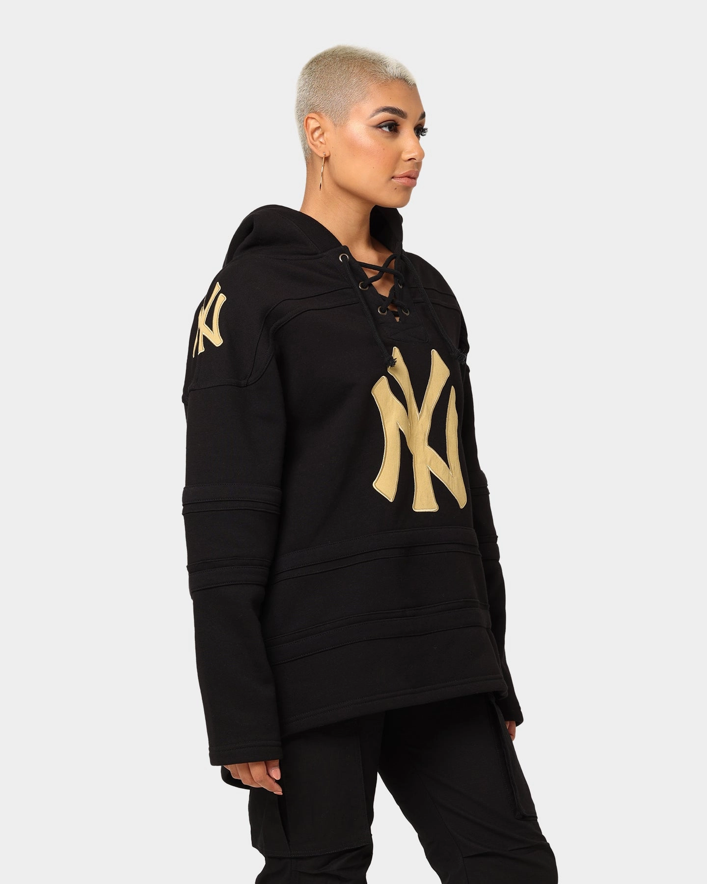 47 Brand New York Yankees Superior Lacer Hoodie Black/Gold City sunny - day look