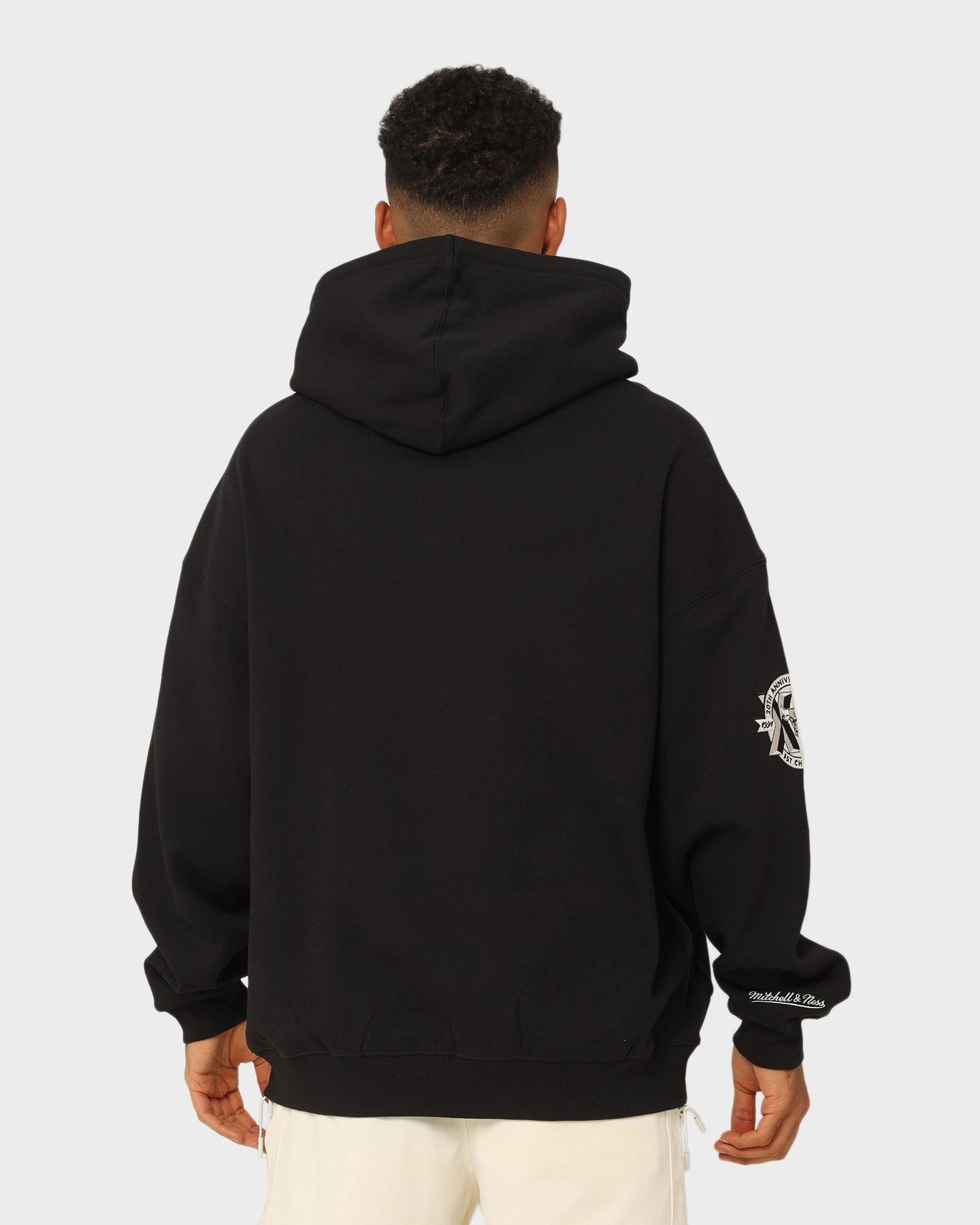 Mitchell & Ness Chicago Bulls Varsity Champions Hoodie Black Magnetic Closure Details