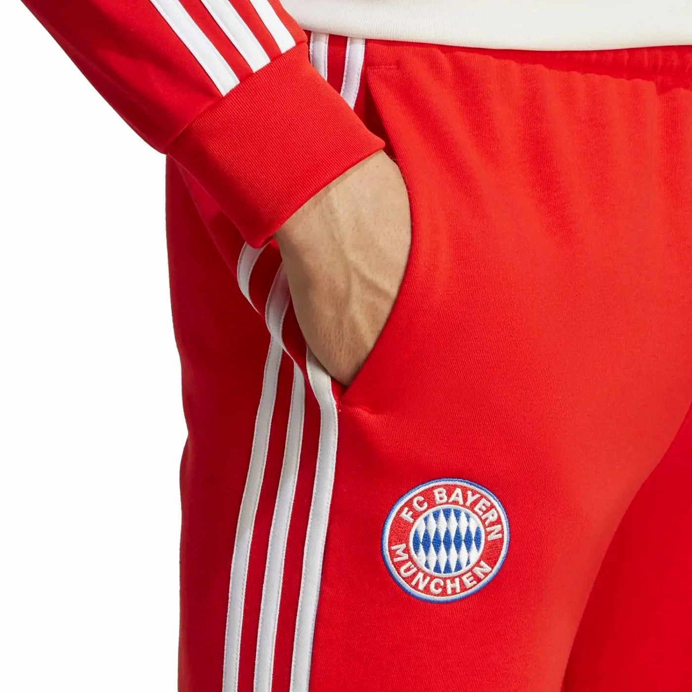 Active Look Geometric Shapes Bayern Munich Casual 3S presentation tracksuit 2023/24 - Adidas
