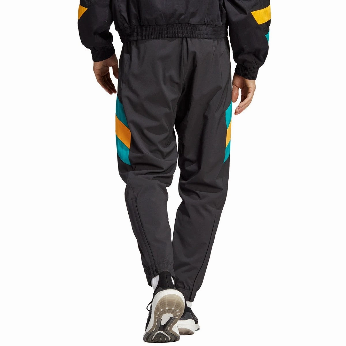 Bayern Munich Icon fans presentation Soccer tracksuit 2023 - Adidas functionality venue Dynamic Performance