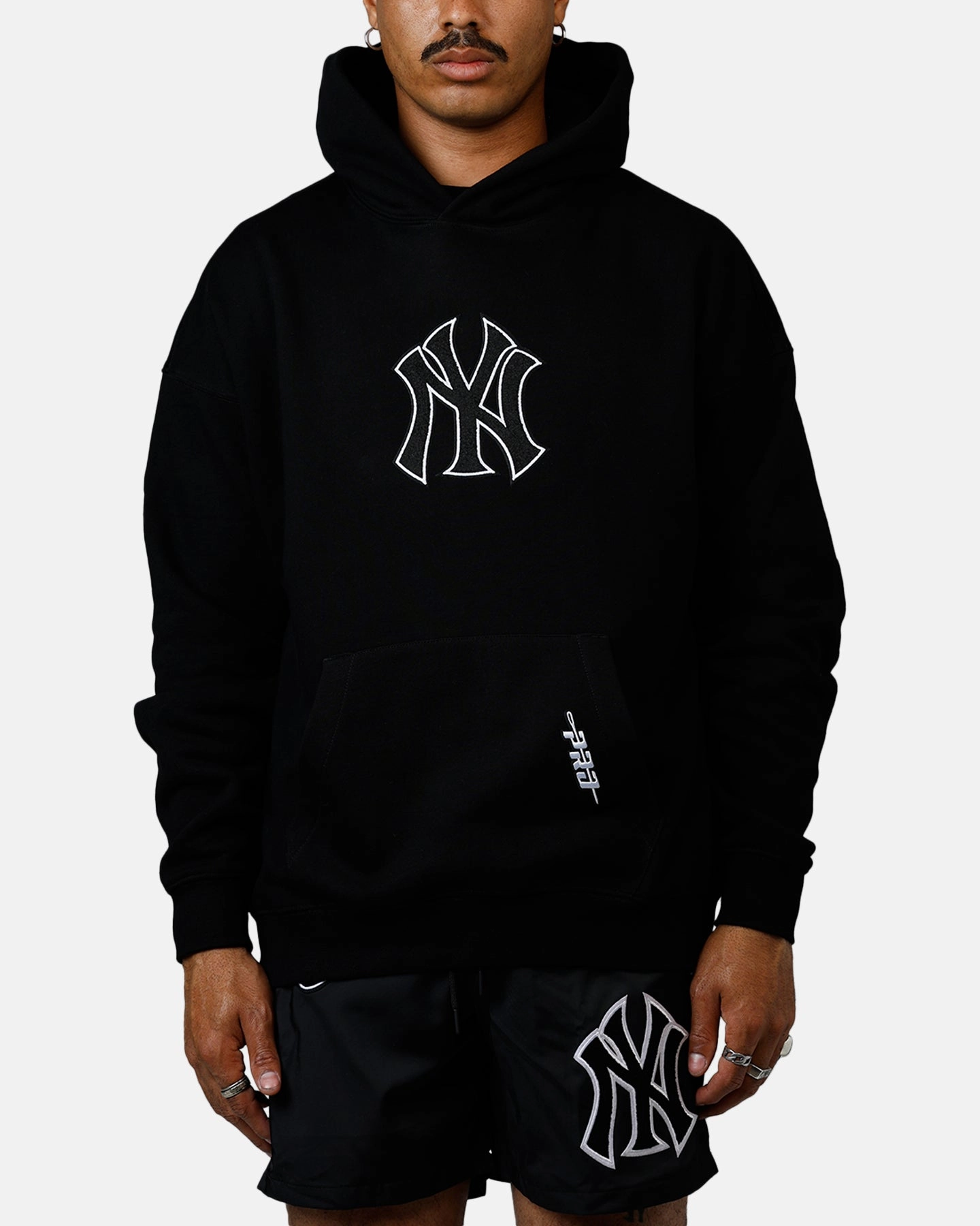 Pro Standard New York Yankees Chenille Hoodie Black Quick Layering chest pockets