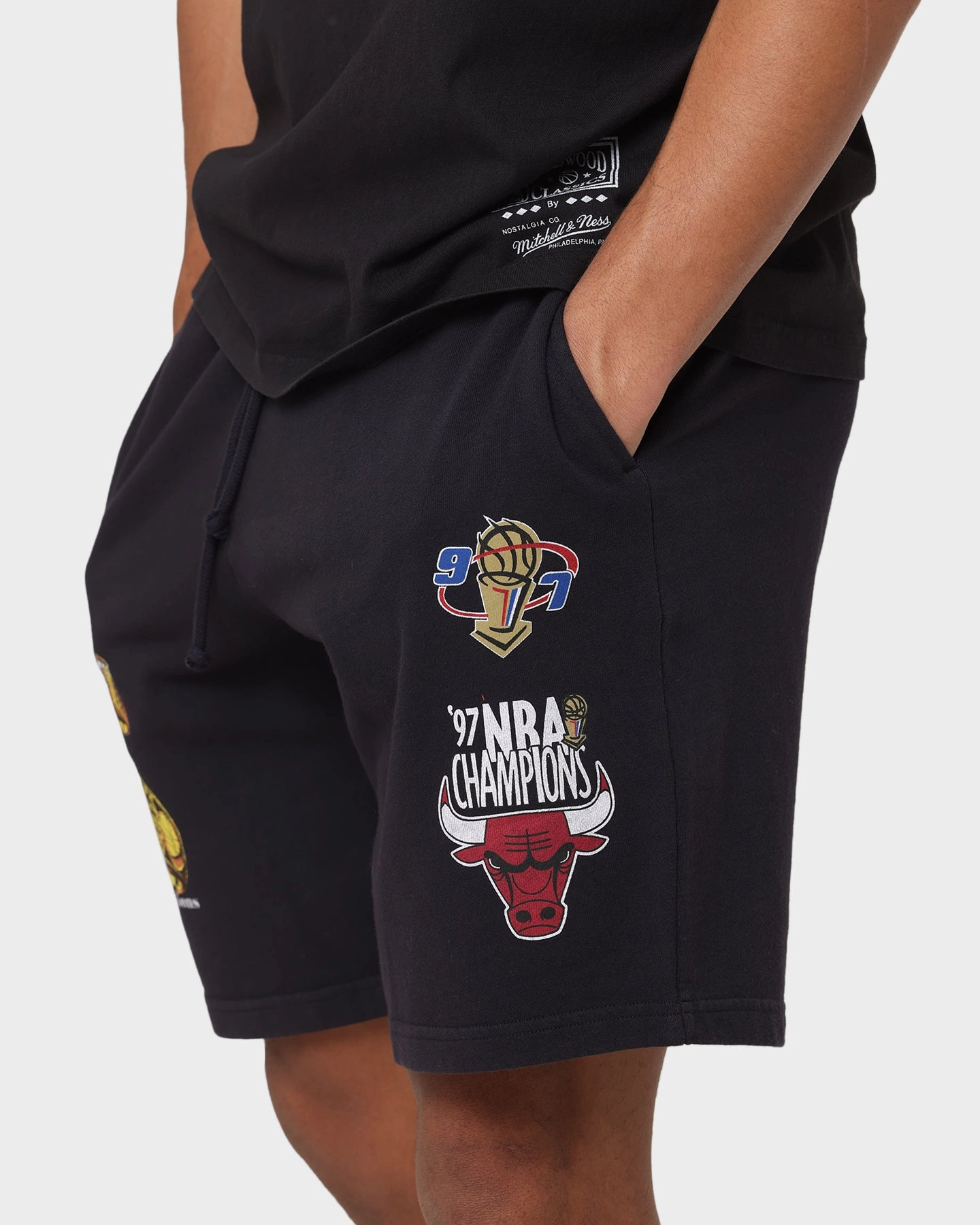 Mitchell & Ness Chicago Bulls 5 Times Champs Fleece Shorts Faded Black sustainable product