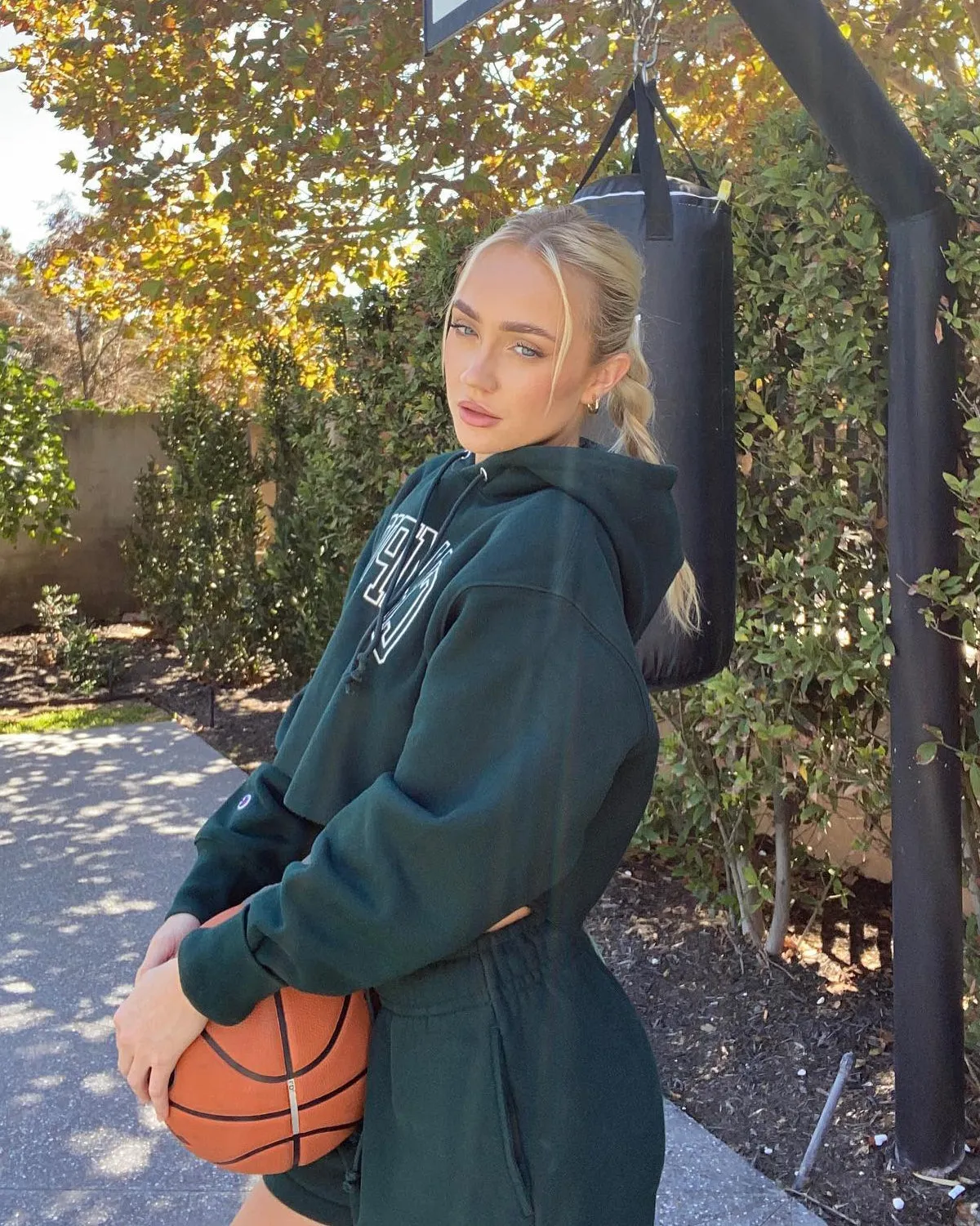 Champion Women's Reverse Weave Cropped Hoodie Mid Field Valentine's look