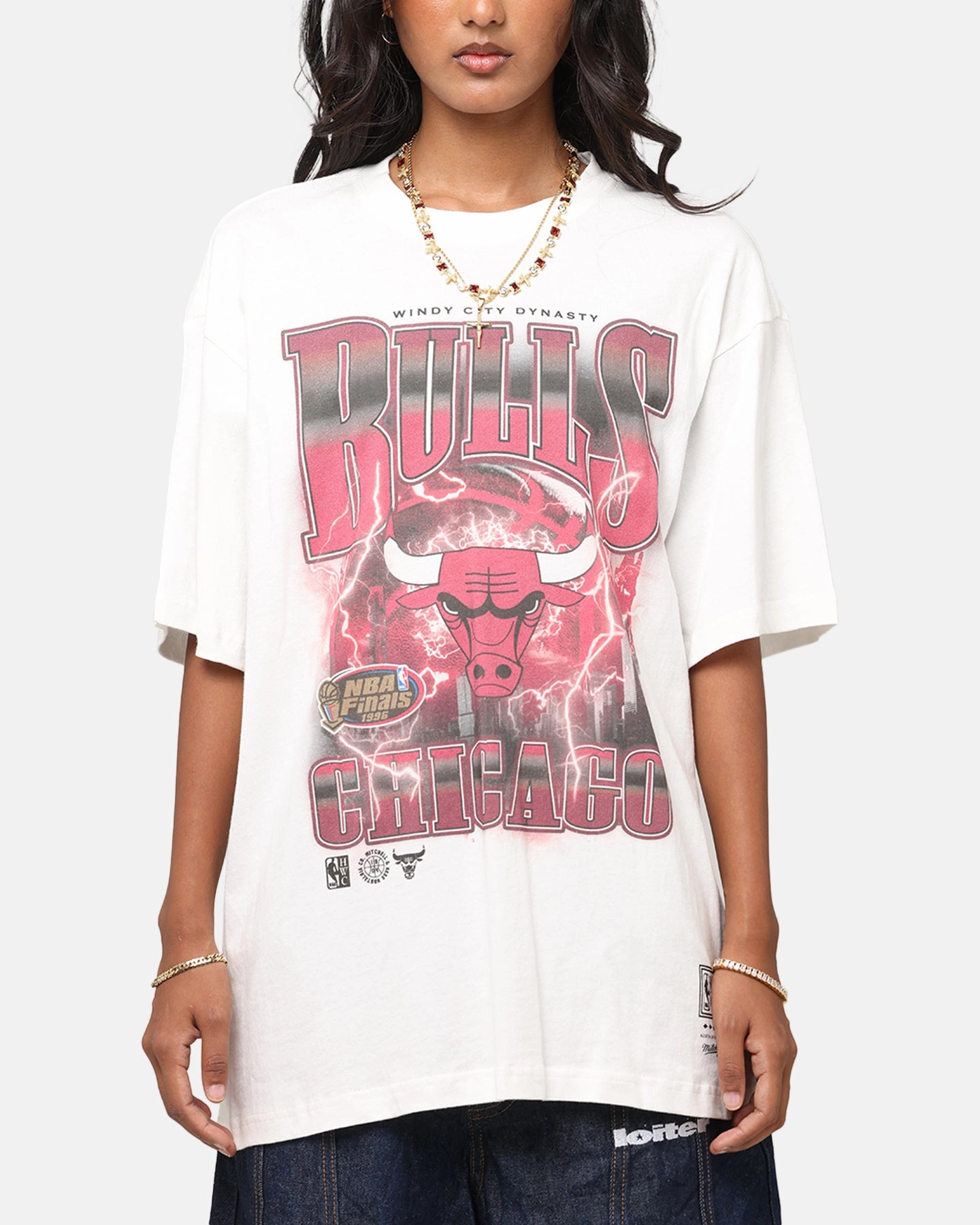 SoftenedNeckline Mitchell & Ness Chicago Bulls City Strike T-Shirt Vintage White