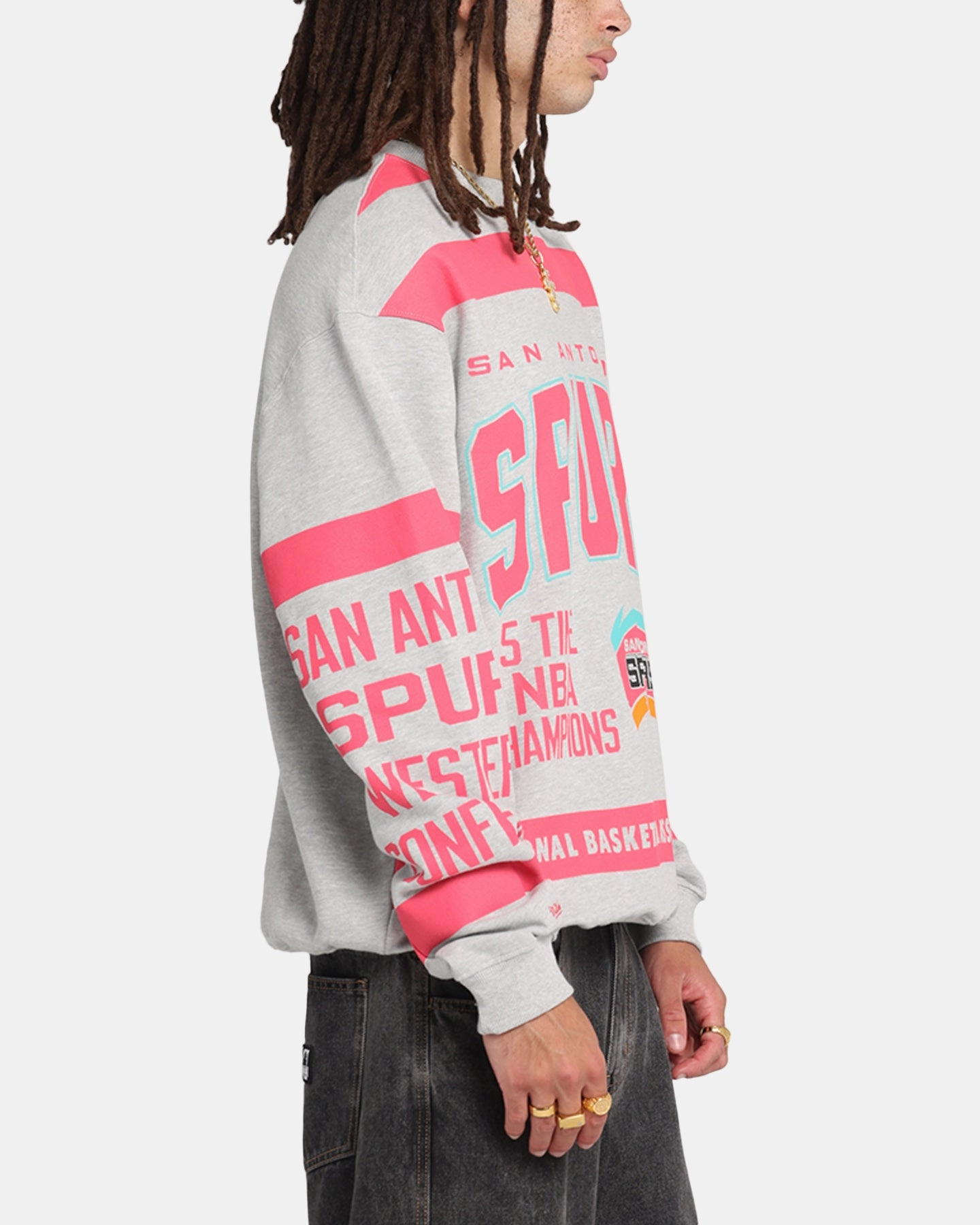 Relaxed Layers Mitchell & Ness San Antonio Spurs Letterform Crewneck Grey Marle