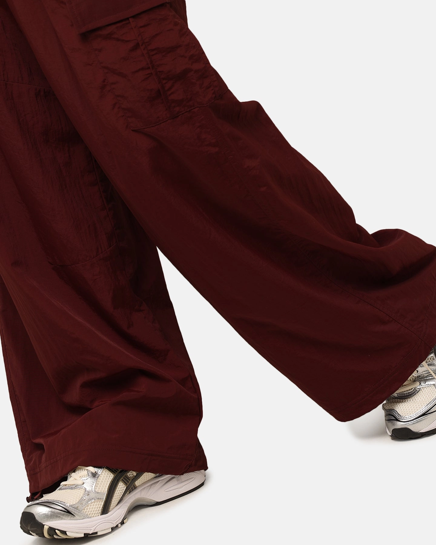 Smart Fit Mitchell & Ness Women's Chicago Bulls Wavey Text Cargo Pants Fudge