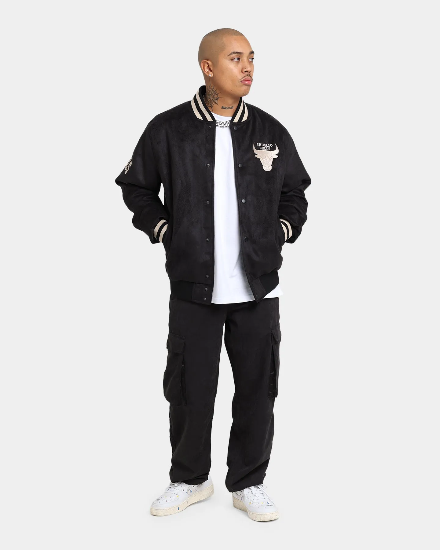 New Era Chicago Bulls Suede Jacket Black Raglan sleeves Purse