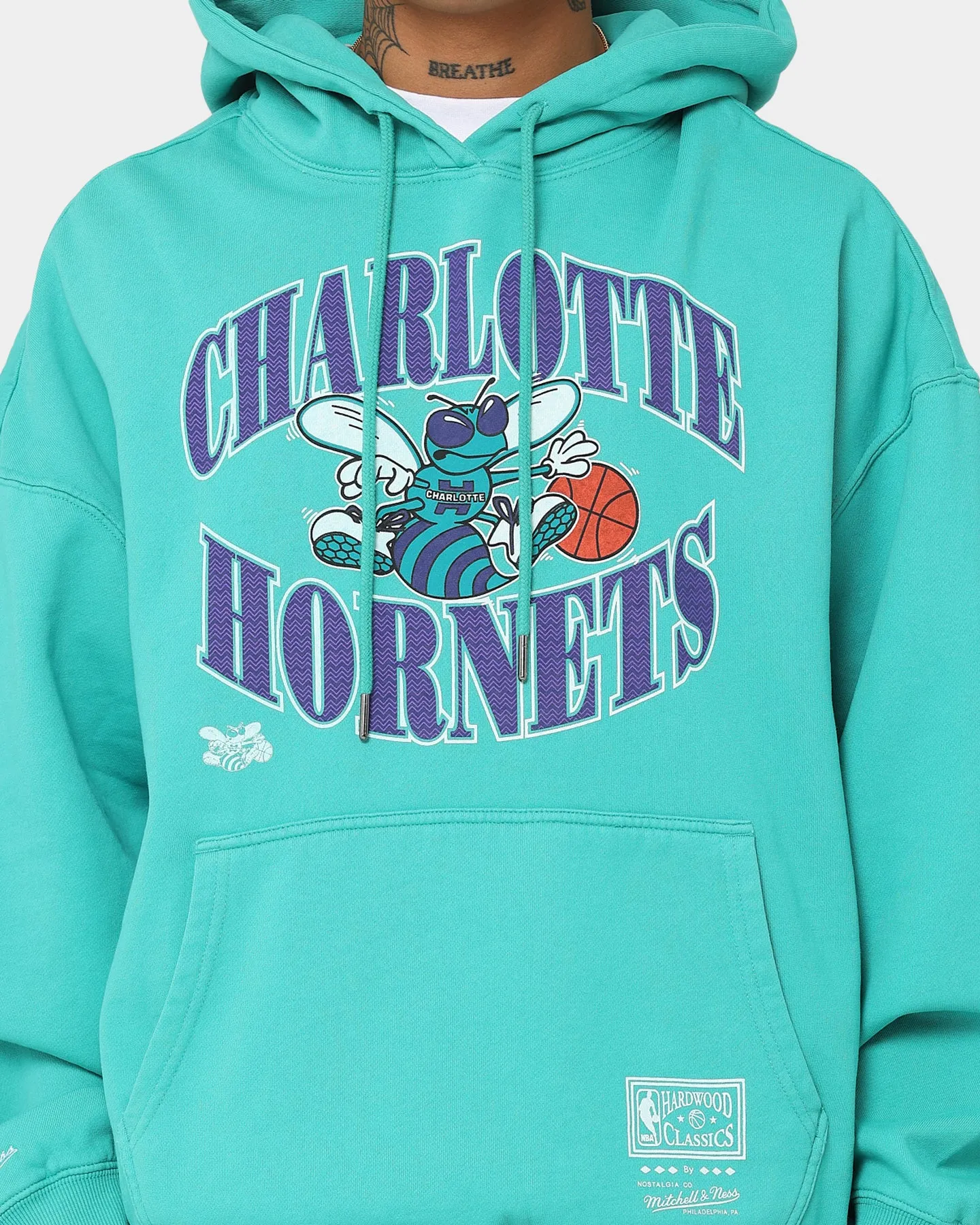 Mitchell & Ness Charlotte Hornets Point Guard Hoodie Faded Teal museum Chic Look