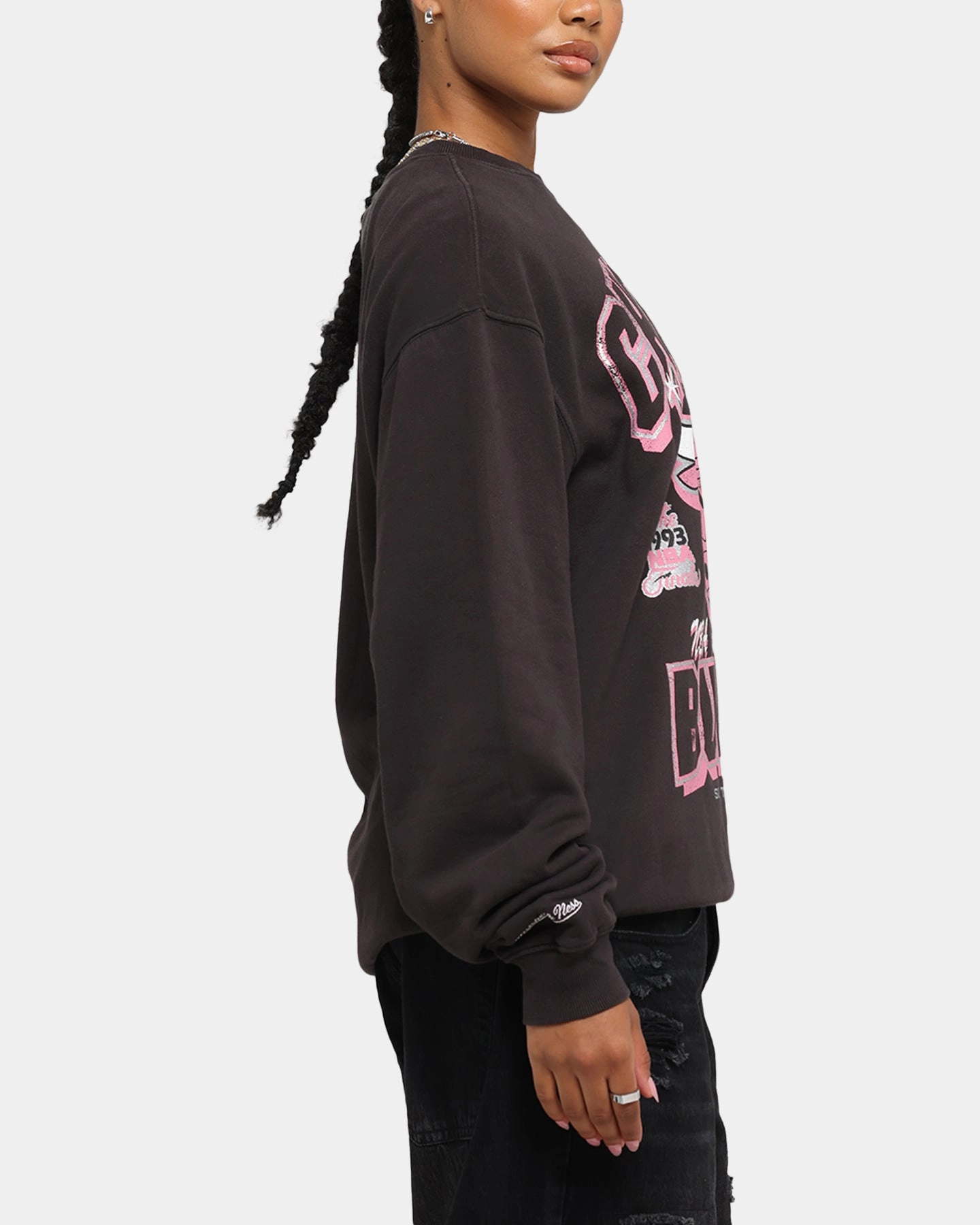 Temperature Regulating Fibers Ribbed Hem Detailing Mitchell & Ness Women's Chicago Bulls Arch Logo Crewneck Overdyed Black