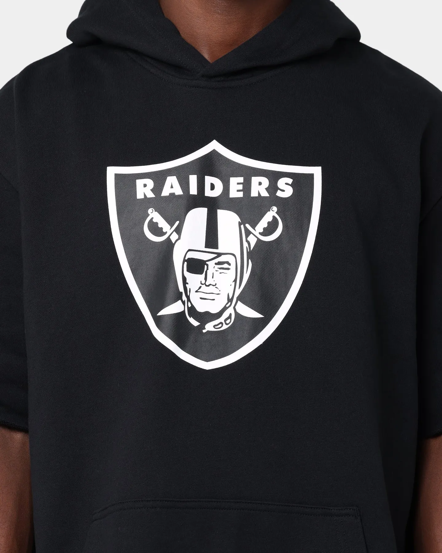 New Era Las Vegas Raiders Oversized Short Sleeve Hoodie Black Multi Pocket Design Ergonomic Seams