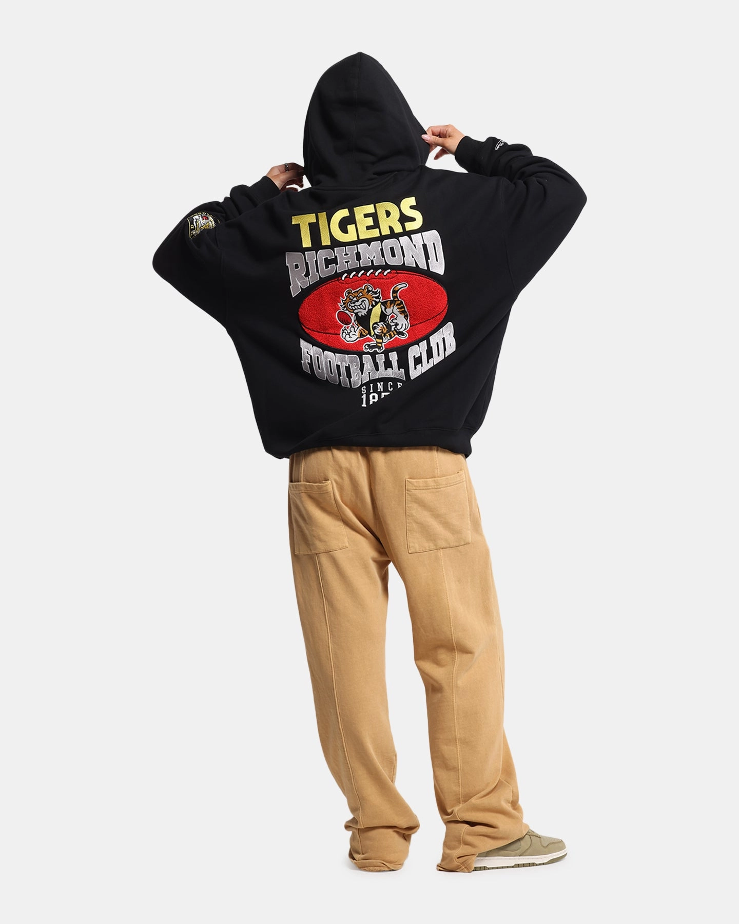 Winter Comfort Mitchell & Ness Richmond Tigers Team Hoodie Solid Black