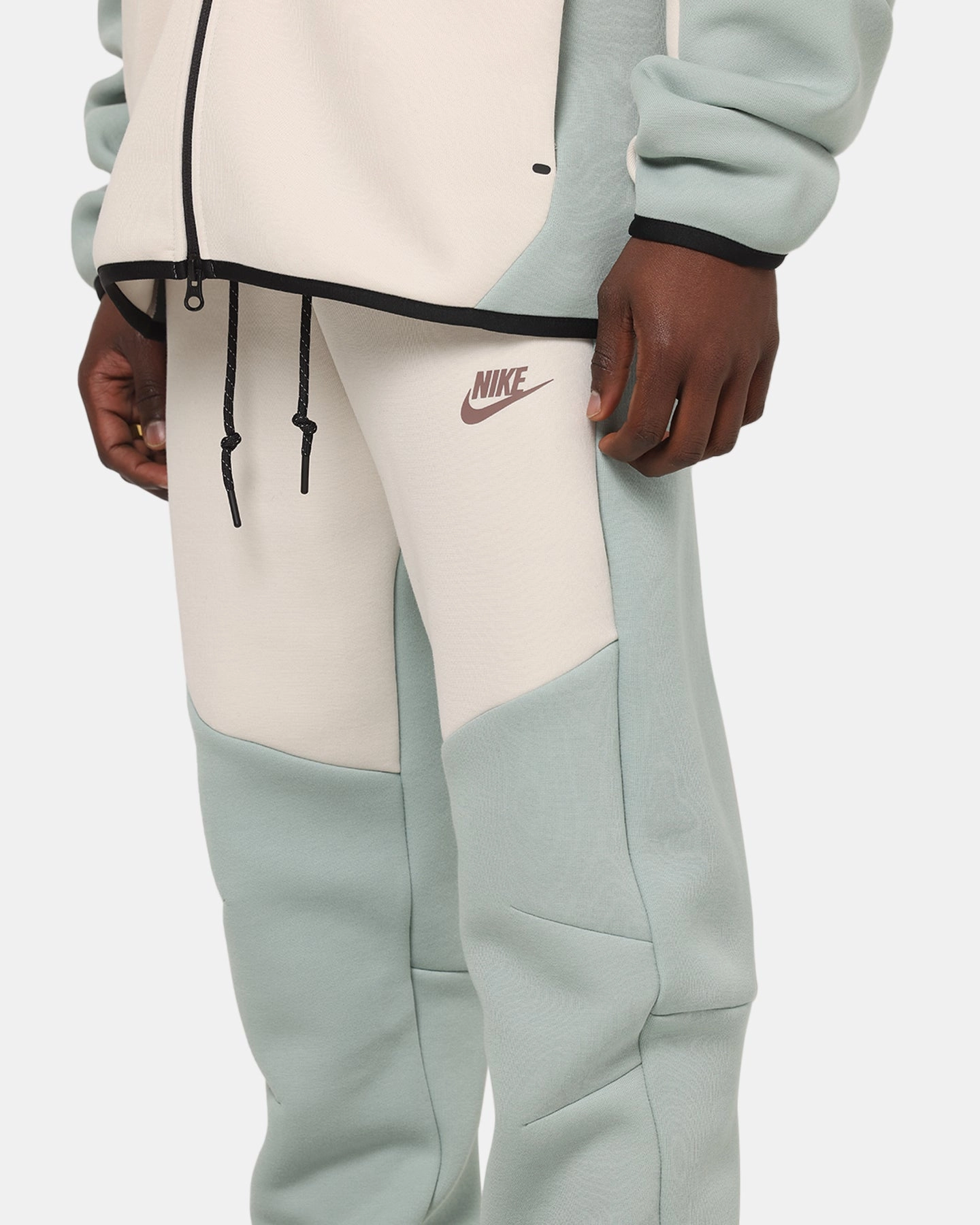 Relaxed fit wear Nike Sportswear Tech Fleece Joggers Dusty Sage