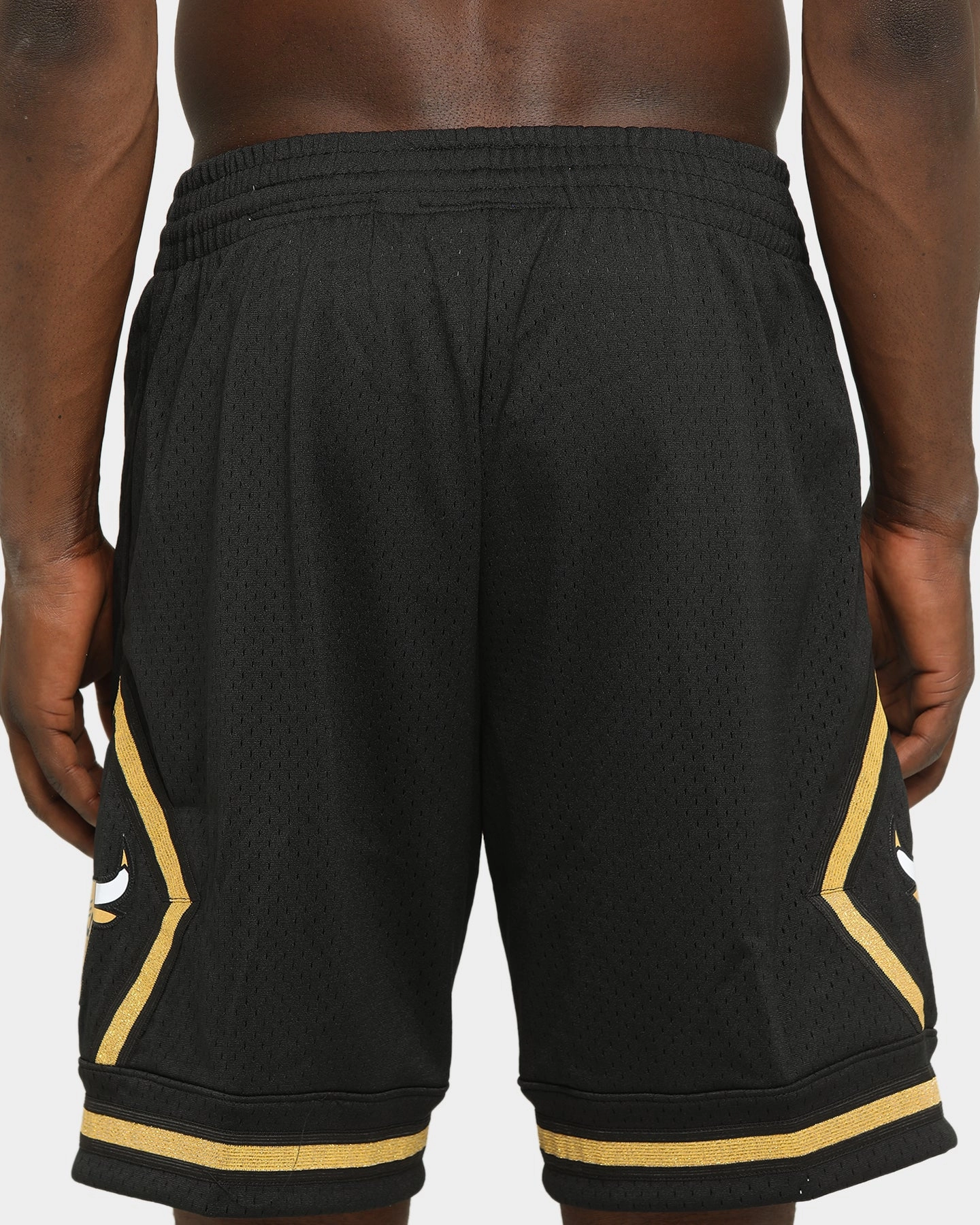 Mitchell & Ness Men's Chicago Bulls HWC Swingman Short Black/Gold Minimalist Look low waisted