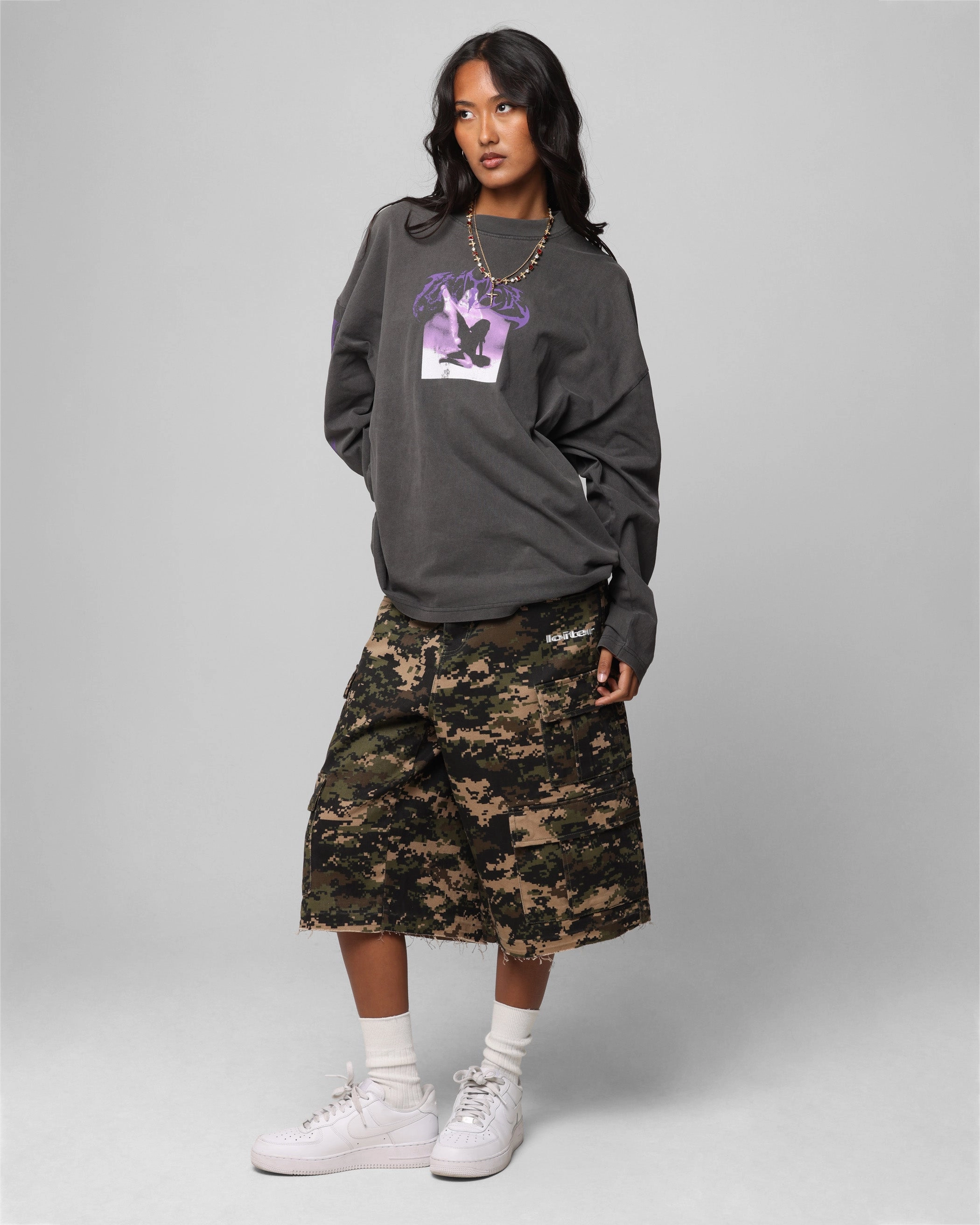 Bold Design Retro nostalgia Loiter Angel Number Long Sleeve T-Shirt Charcoal