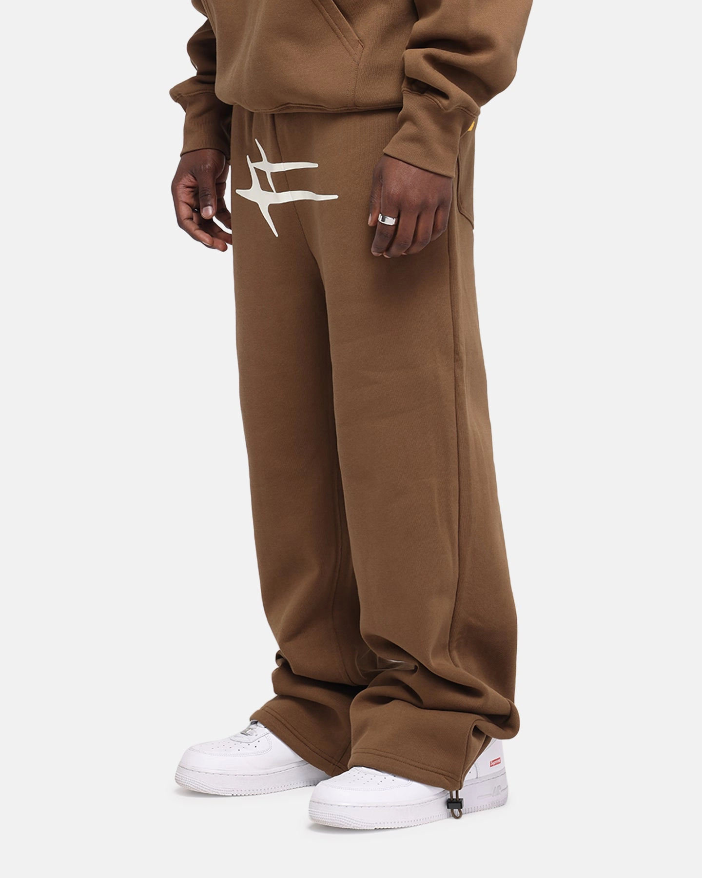 Low-rise style Stable Shape Loiter Hybrid Sweatpants Brown