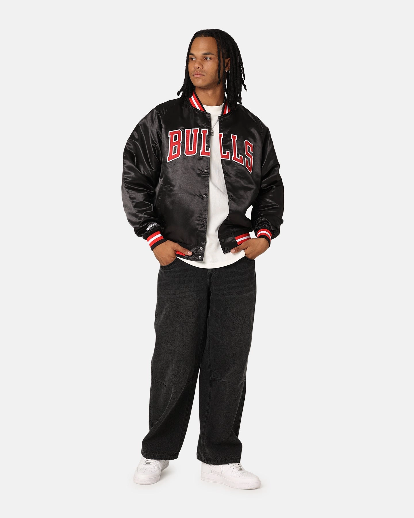 Mitchell & Ness Chicago Bulls Lightweight Satin Jacket Black Multi Pocket Style hypoallergenic material