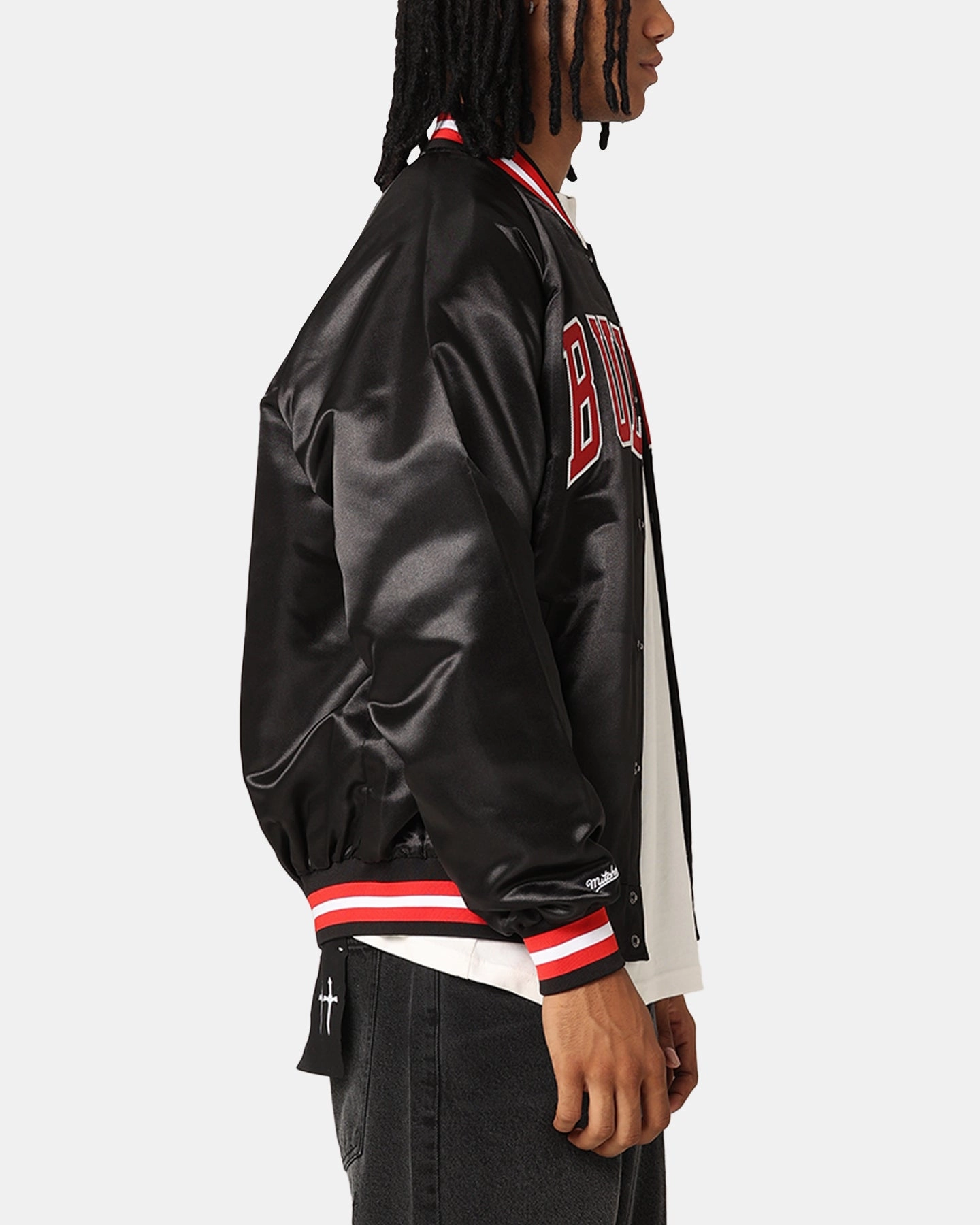 Mitchell & Ness Chicago Bulls Lightweight Satin Jacket Black Compression Panels Wind Friendly