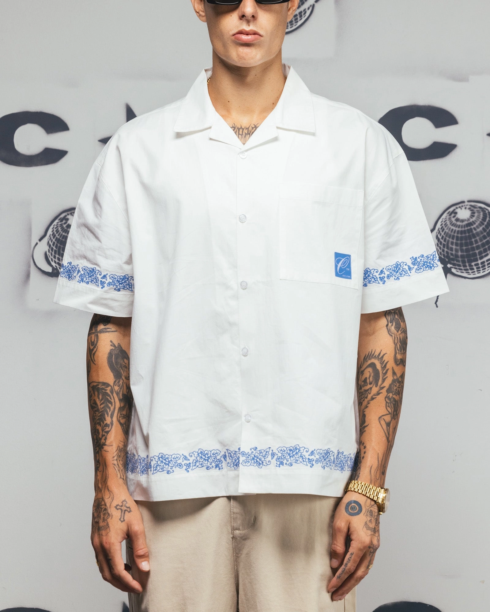 Friends Meetup Two Tone Stitching Carre Rose Bowl Button Up Shirt Off White