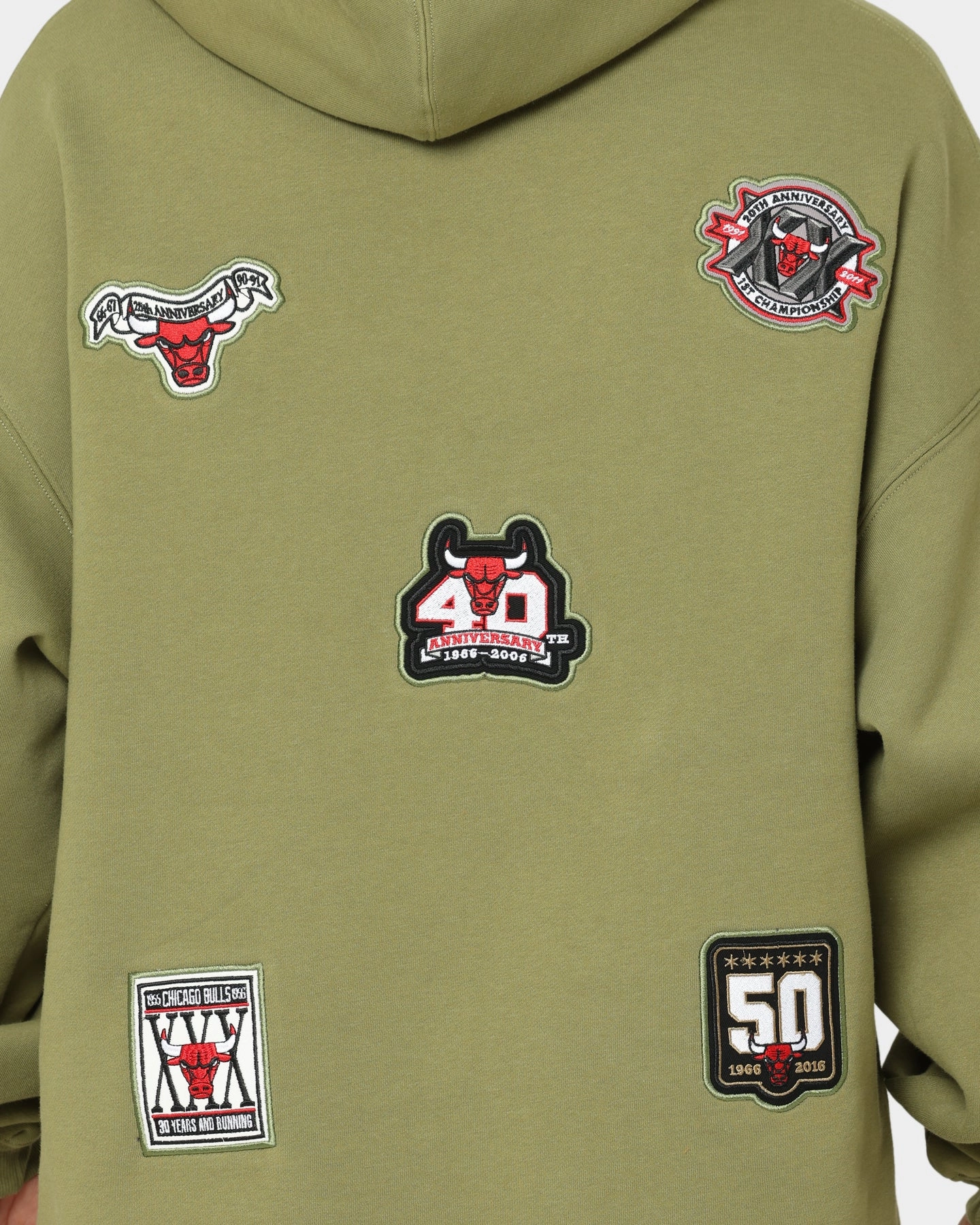 Collarless Mitchell & Ness Chicago Bulls Anniversary Hoodie Olive