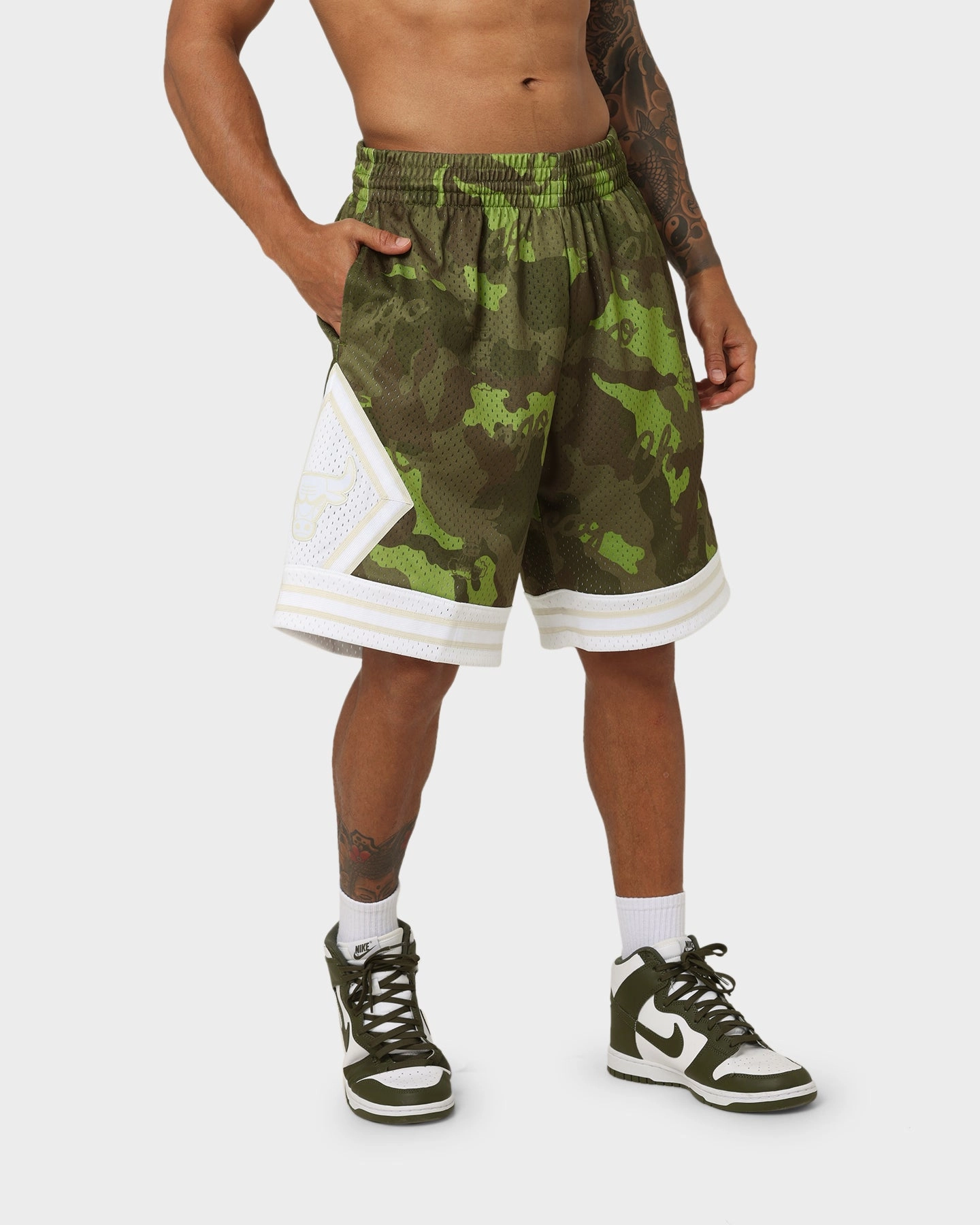 Wide-leg cut Mitchell & Ness Chicago Bulls Camo Swing Shorts Green Camo