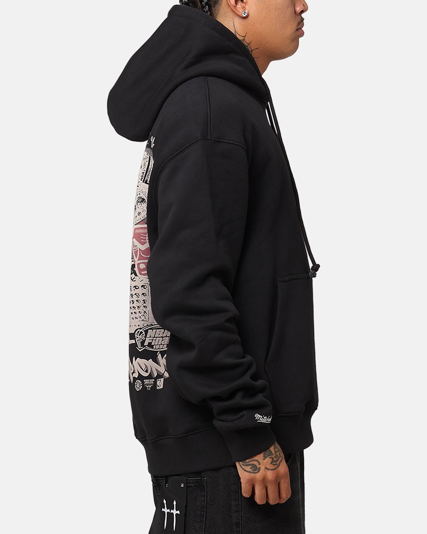 Winter Essentials Foundation Mitchell & Ness Chicago Bulls Champs Graffiti Hoodie Faded Black