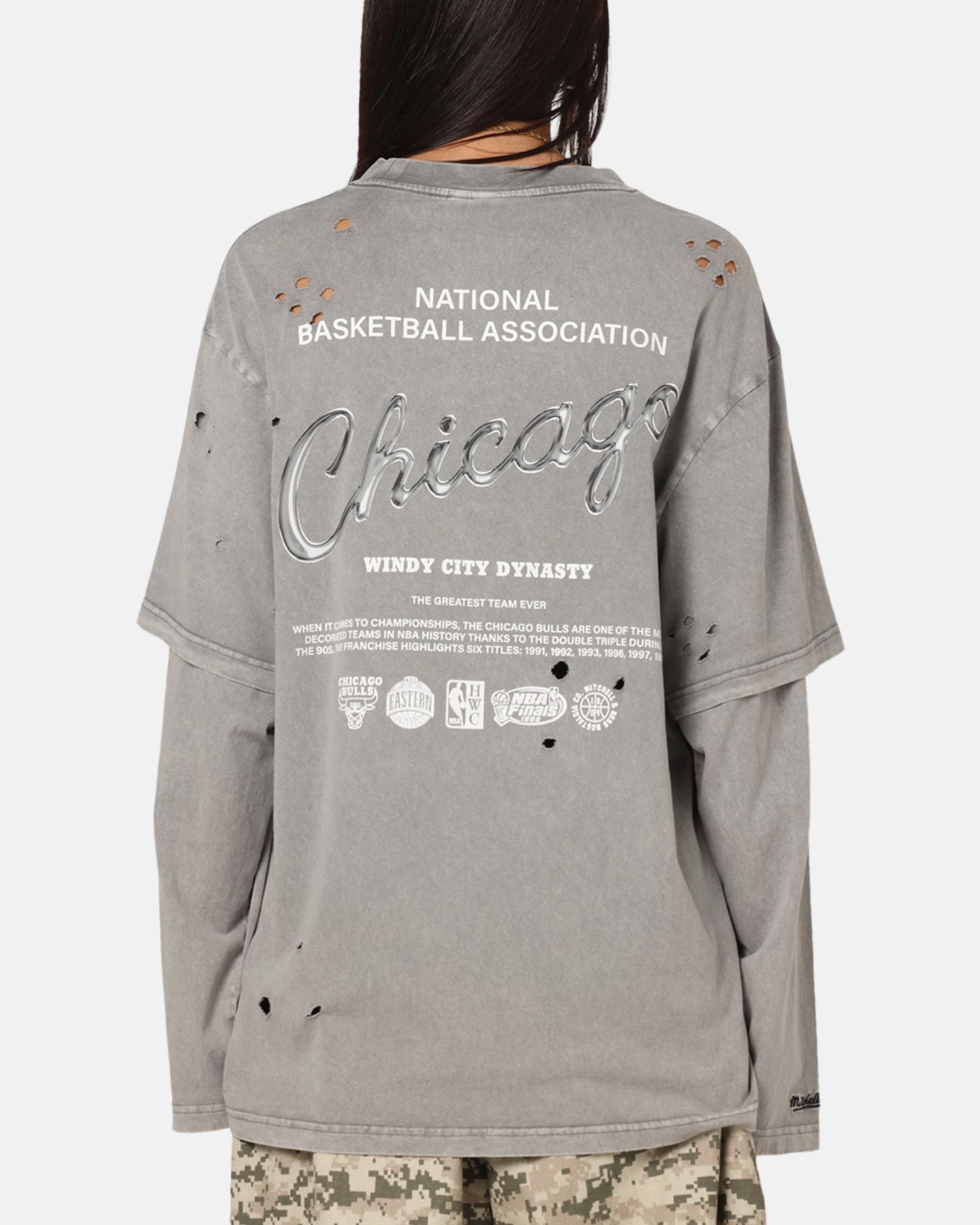 Mitchell & Ness Chicago Bulls Chromed Mock Long Sleeve T-Shirt Gunmental Grey Street Trend Look Layered Collar Structure