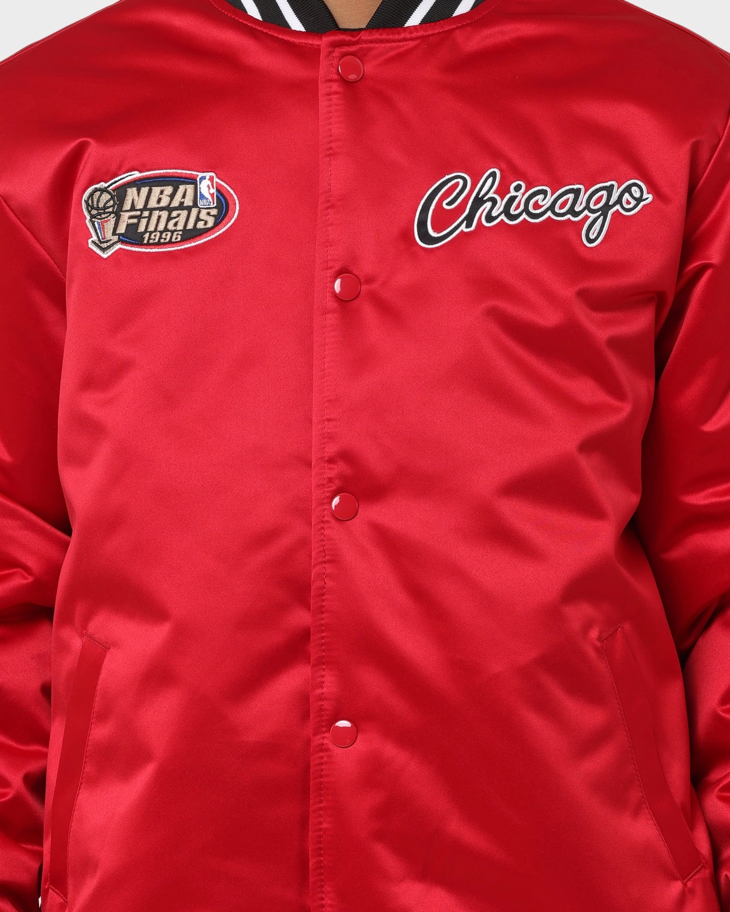 Urban Motion Daily Wear Mitchell & Ness Chicago Bulls Heavyweight Satin Jacket Scarlet
