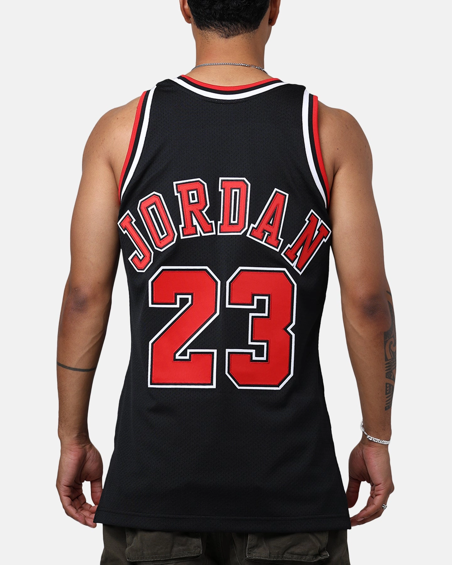 Layering Options Mitchell & Ness Chicago Bulls Michael Jordan '97-'98 #23 Authentic NBA Jersey Black