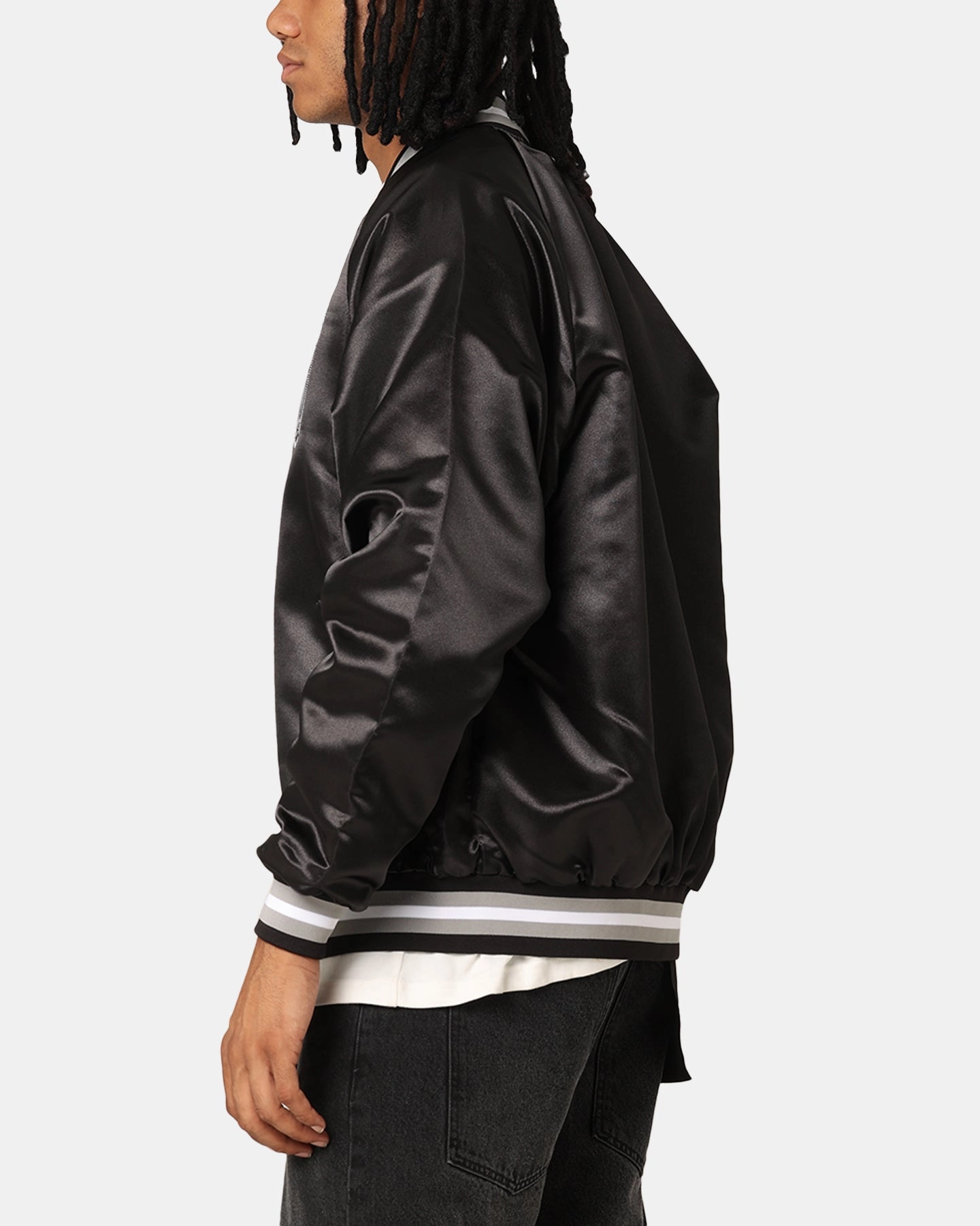 Describe Multi Pocket Style Mitchell & Ness Las Vegas Raiders Lightweight Satin Jacket Black