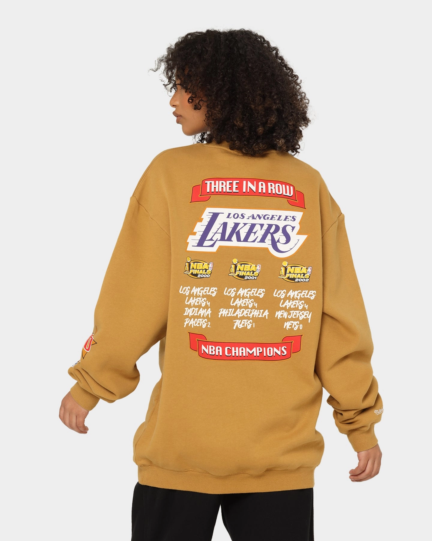 Cozy Fit Wear Tagless Labeling Mitchell & Ness Los Angeles Lakers 3-Peat Crewneck Bone Brown