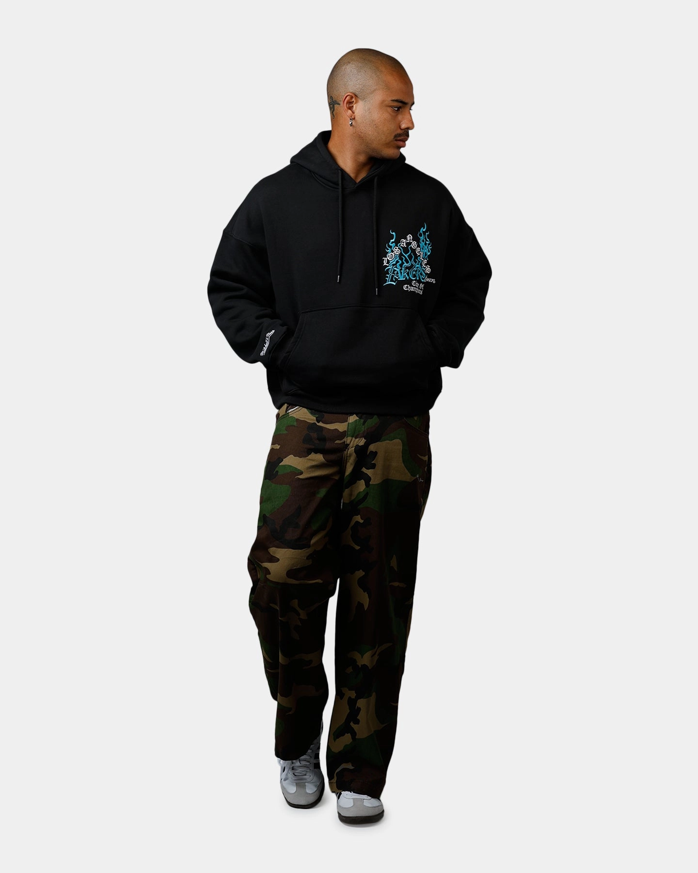 Minimalist Look Weekend Style Mitchell & Ness Los Angeles Lakers City Of Champions Hoodie Black