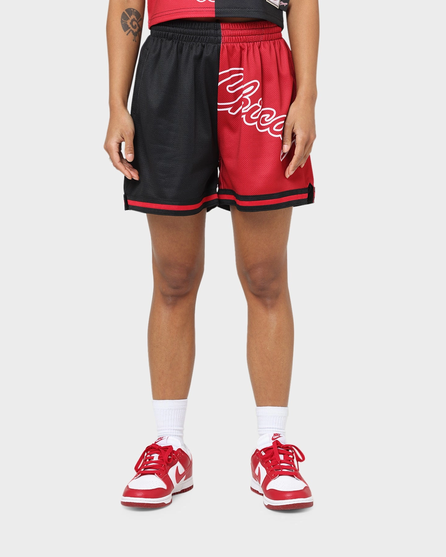 Mitchell & Ness Women's Chicago Bulls Big Face 5.0 Shorts Black hiking apparel