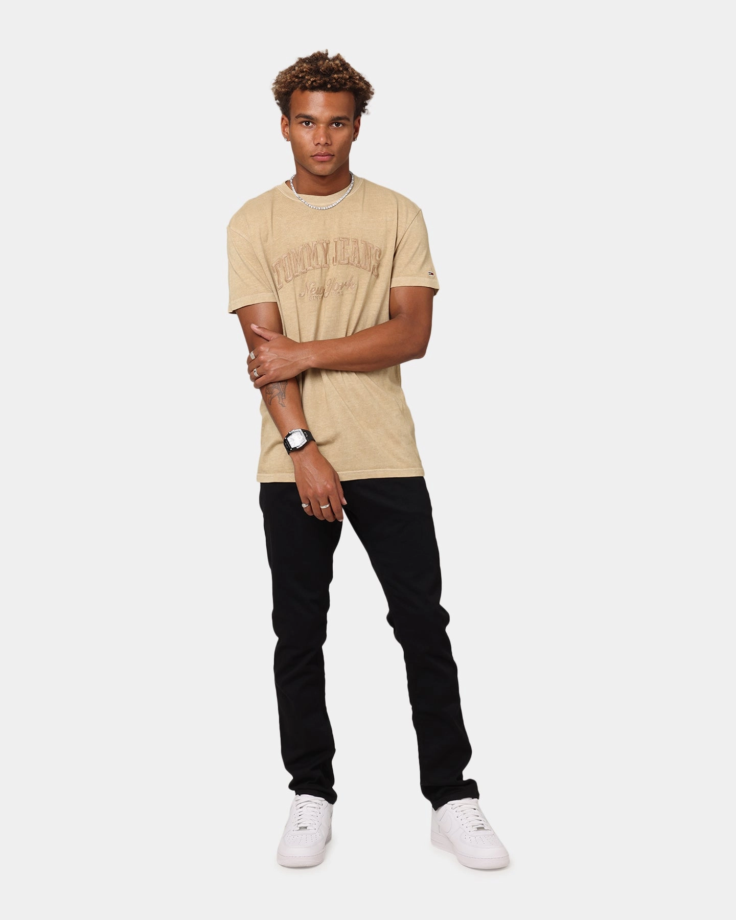 Cozy Fit Tommy Jeans Regular Vintage Varsity T-Shirt Tan