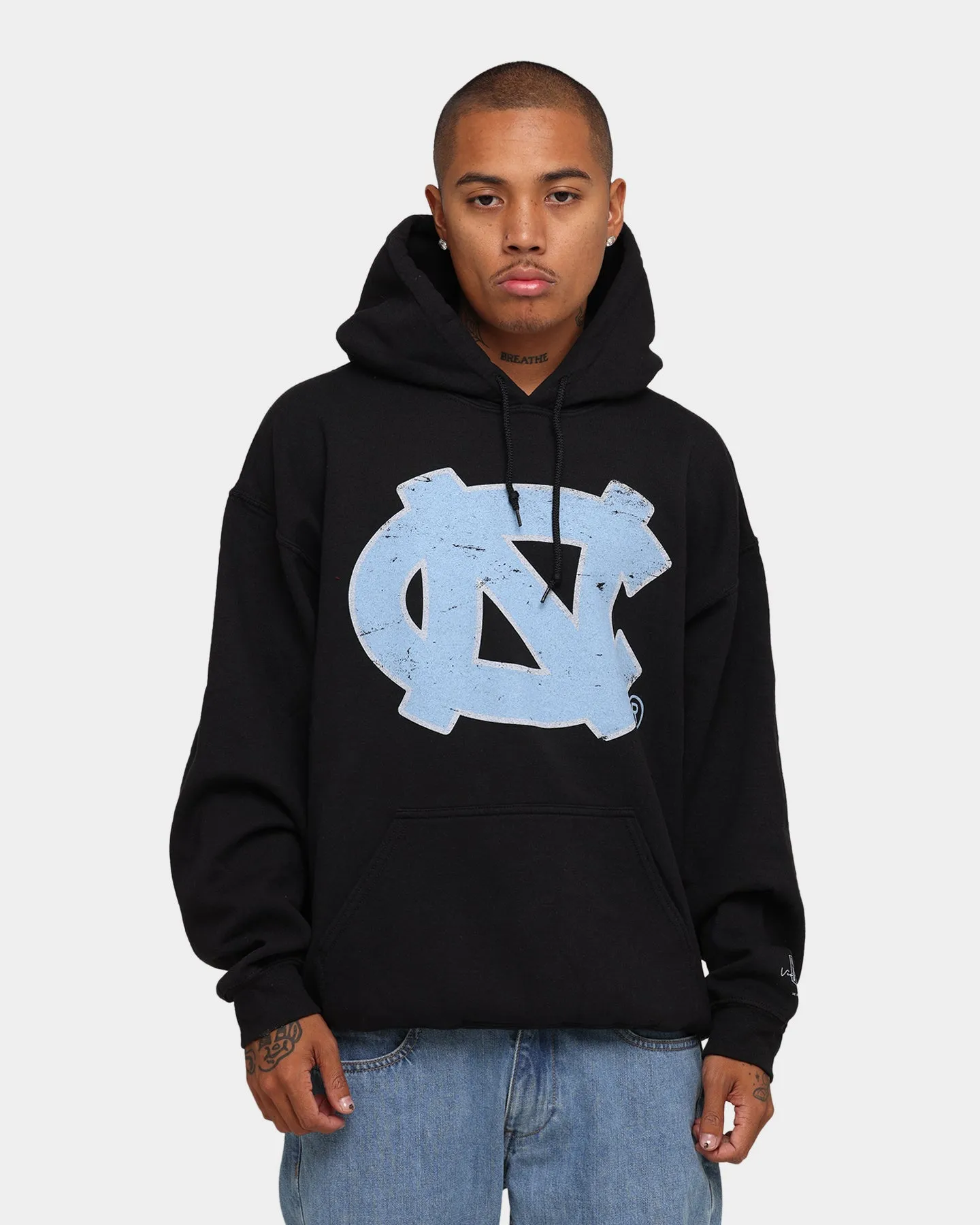 NATIONAL COLLEGIATE ATHLETIC ASSC UNC Tar Heels Team Crest Vintage Hoodie Vintage Black models suitable for work commutes