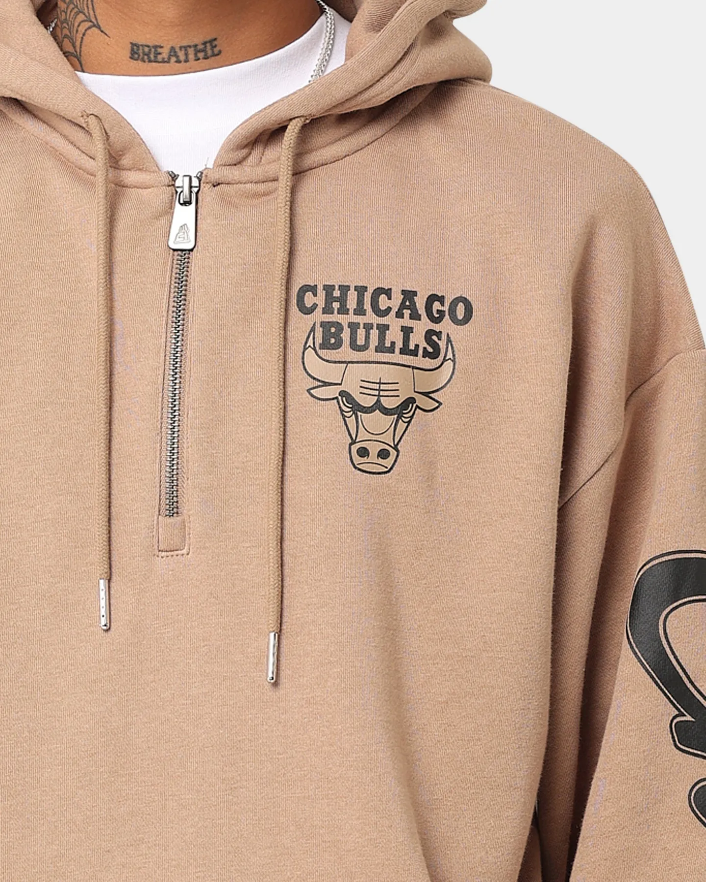 Service Visa New Era Chicago Bulls Sleeve Script Hoodie Khaki/Black