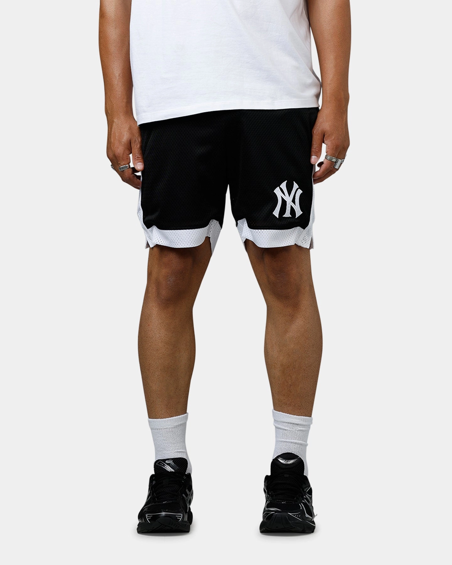 New Era New York Yankees Sport Class Shorts Black/White Moisture Management Lining