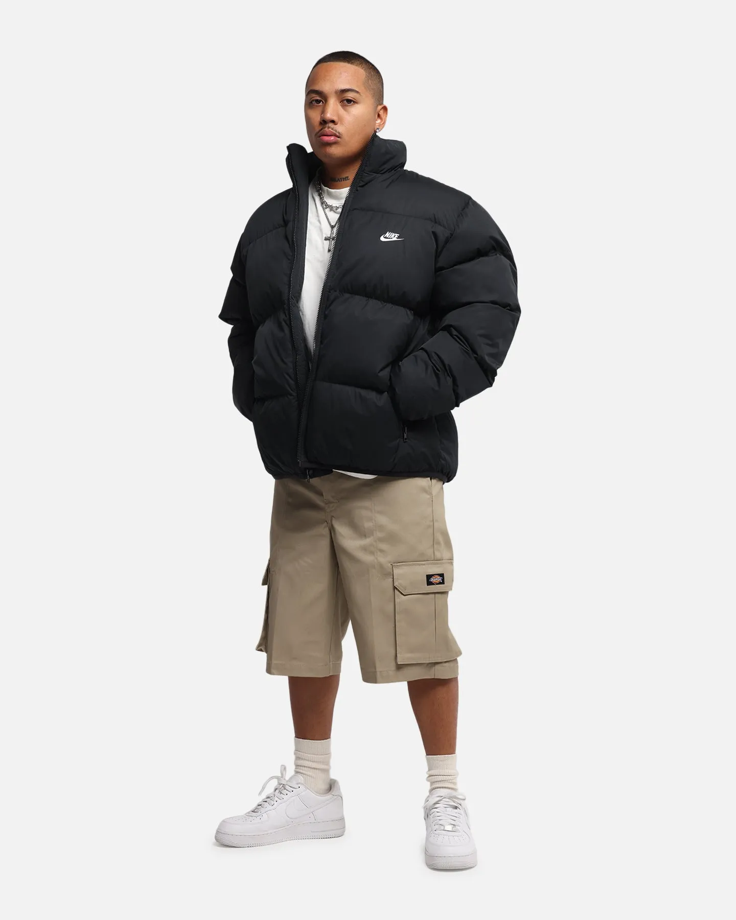 Nike Sportswear Club Puffer Jacket Black/White Convertible Sleeve Options suitable for casual gatherings