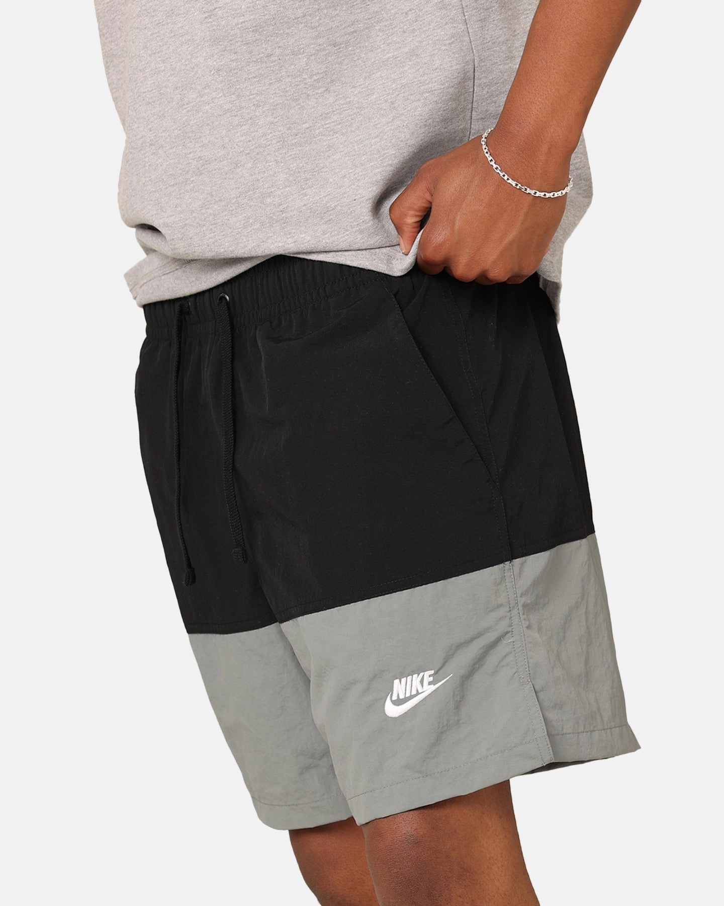 Nike Club  Woven Colour-Blocked Shorts Black/Smoke Grey cool tones Smooth Flatlock Seams