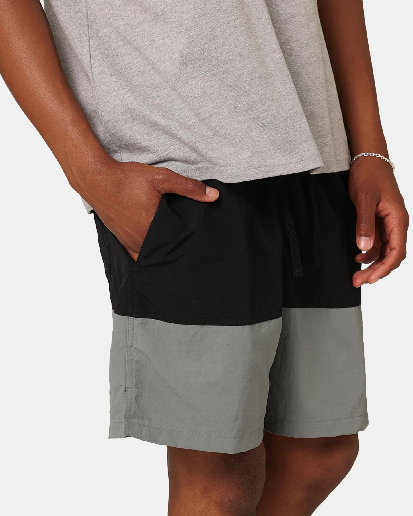 Reflective Safety Detailing Free Size Adjuster Nike Club  Woven Colour-Blocked Shorts Black/Smoke Grey