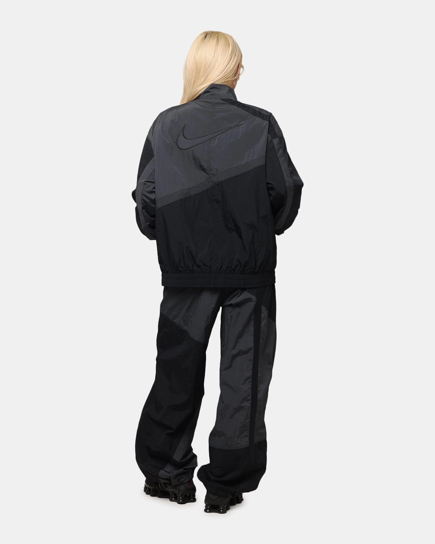 Nike Women's Oversized Street Woven Jacket Anthracite/Black Chilly Layer Look Timeless Cozy