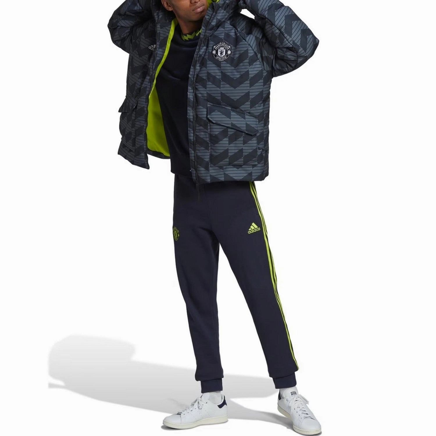 Ventilated Mesh Inserts Lightweight Build Manchester United padded down jacket 2023 - Adidas