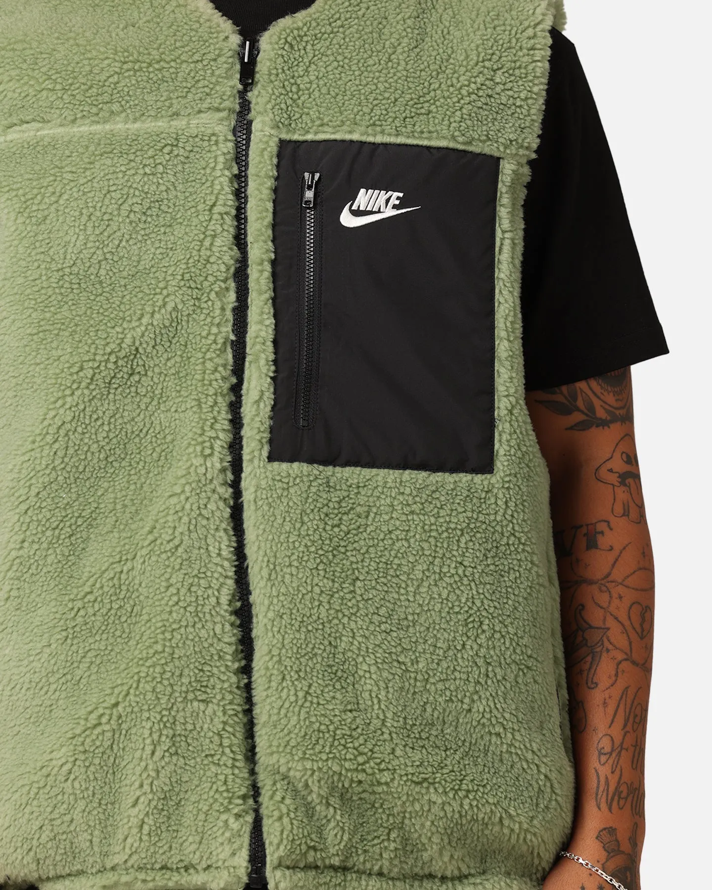 Vintage Style mountain scene Nike Sportswear Sherpa Reversible Vest Oil Green/Black