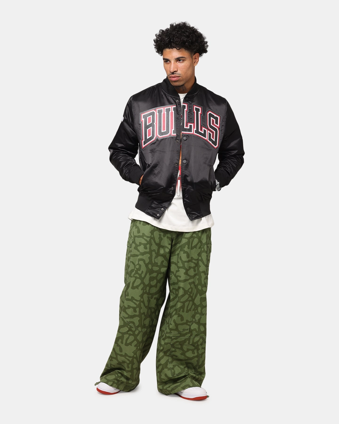 Dispute Pro Standard Chicago Bulls Big Logo Satin Jacket Black