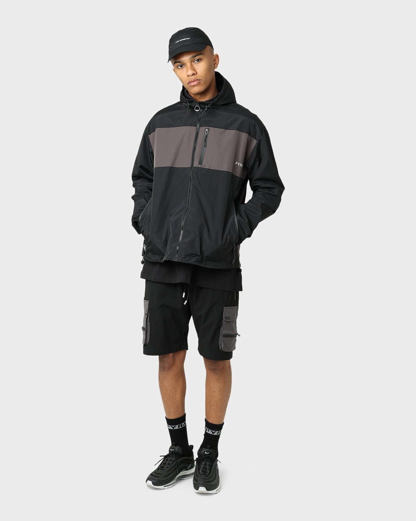 HydrationCompatible Pocket Minimal Look Pyra Panel Desert Windbreaker Black/Grey
