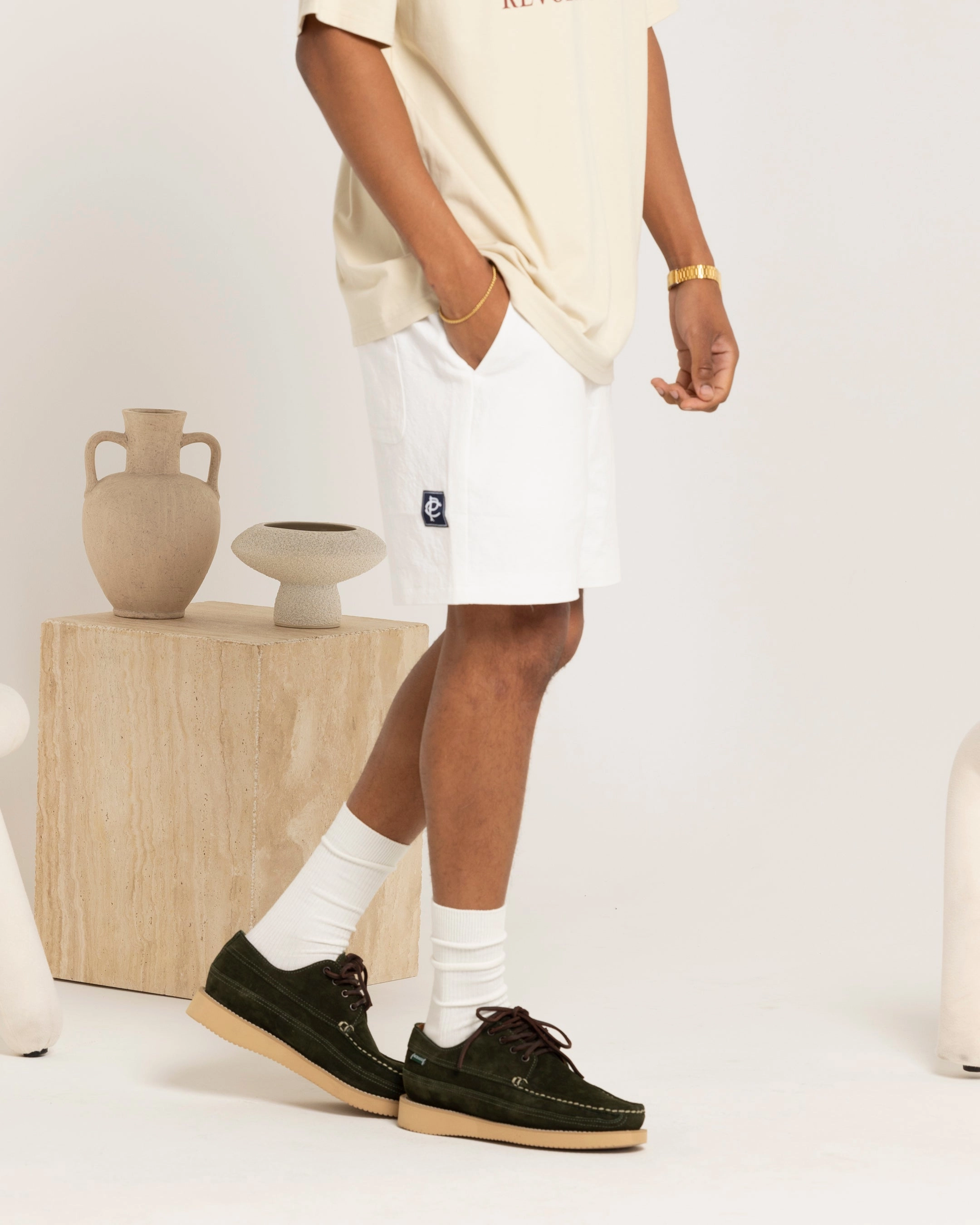 Casual Elegance Ergonomic Curved Seams Carre Luxe Linen Shorts Off White