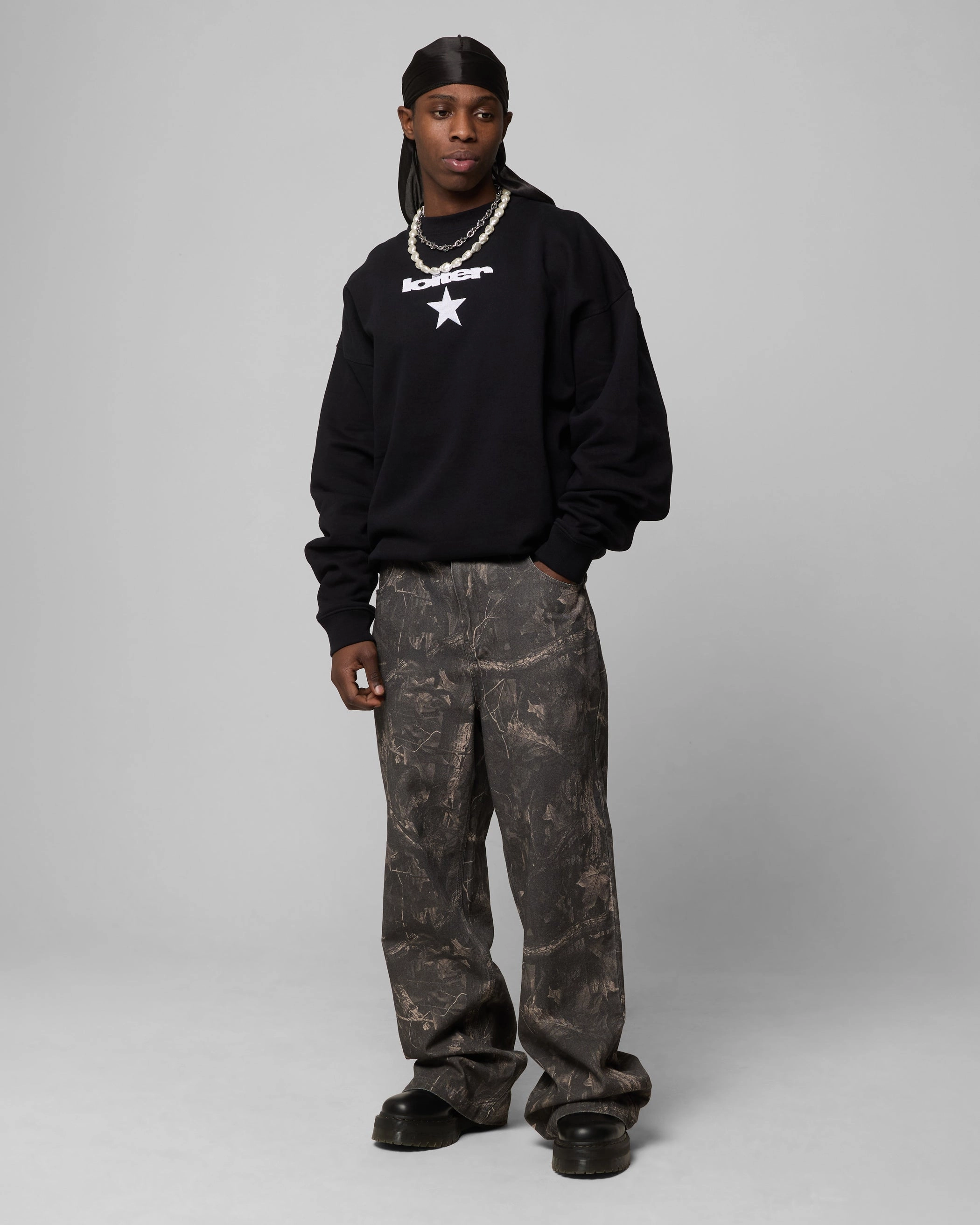 Stretch Fabric Elastic hem Loiter Premium Essentials Crewneck Black