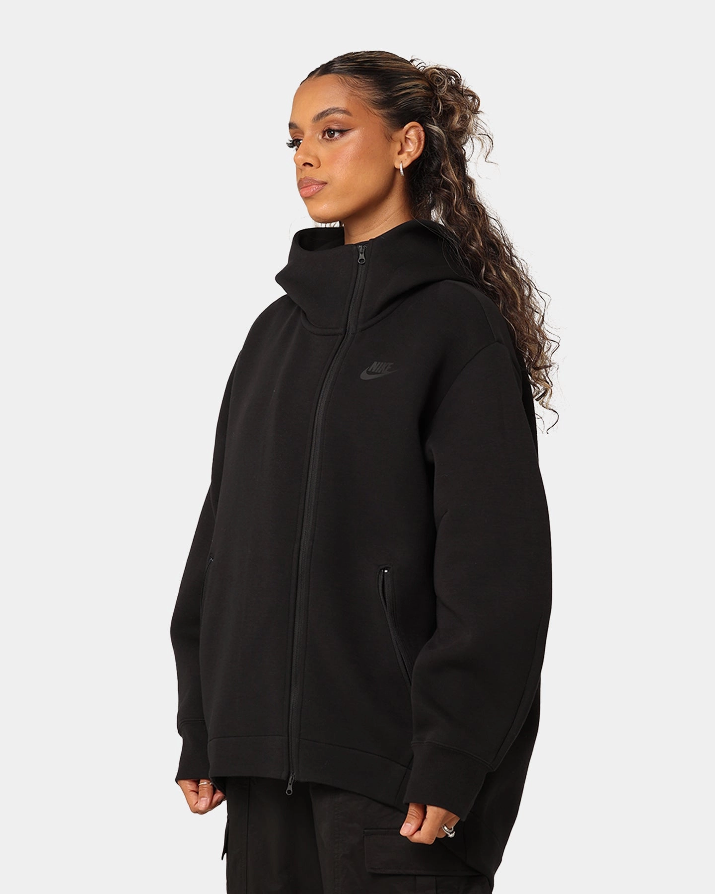 Nike Women's Sportswear Tech Fleece Oversized Full-Zip Hoodie Cape Black/Black OversizedFit Sporty Look