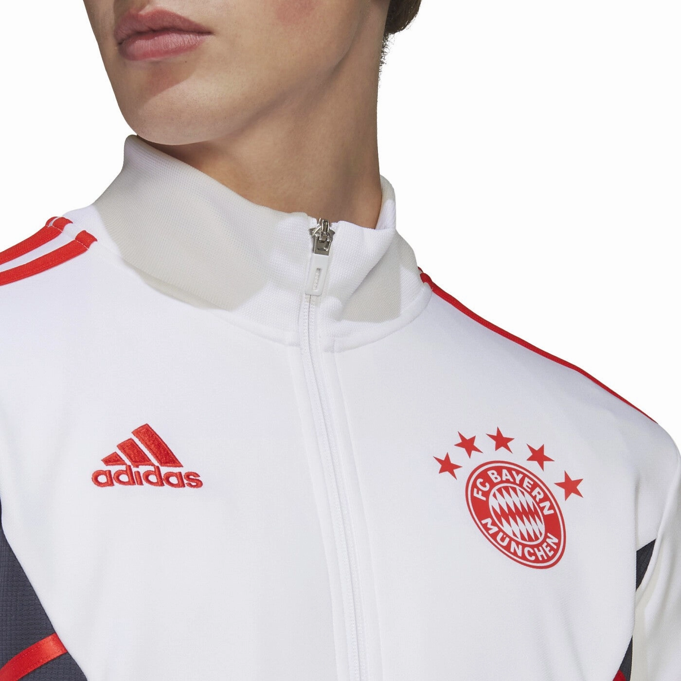 Bayern Munich training bench Soccer tracksuit 2022/23 - Adidas UltraLightPackability skincare