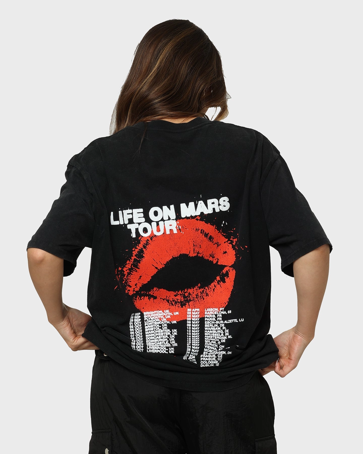 Essential Top Breathable Essentials YUNGBLUD Sitting Life On Mars Tour Vintage T-Shirt Washed Black